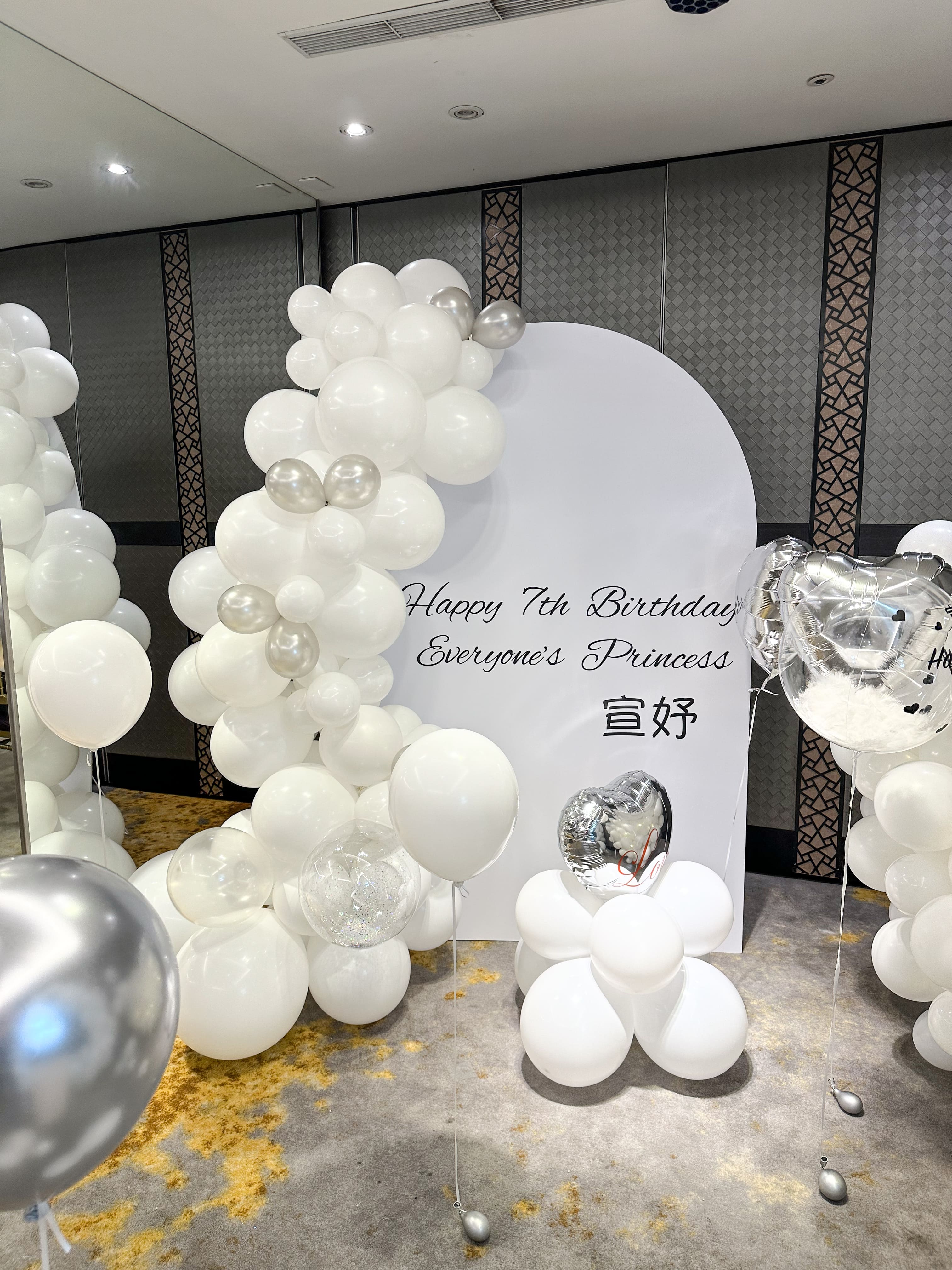 台北餐廳氣球佈置-客製化生日背板與白色球鍊設計