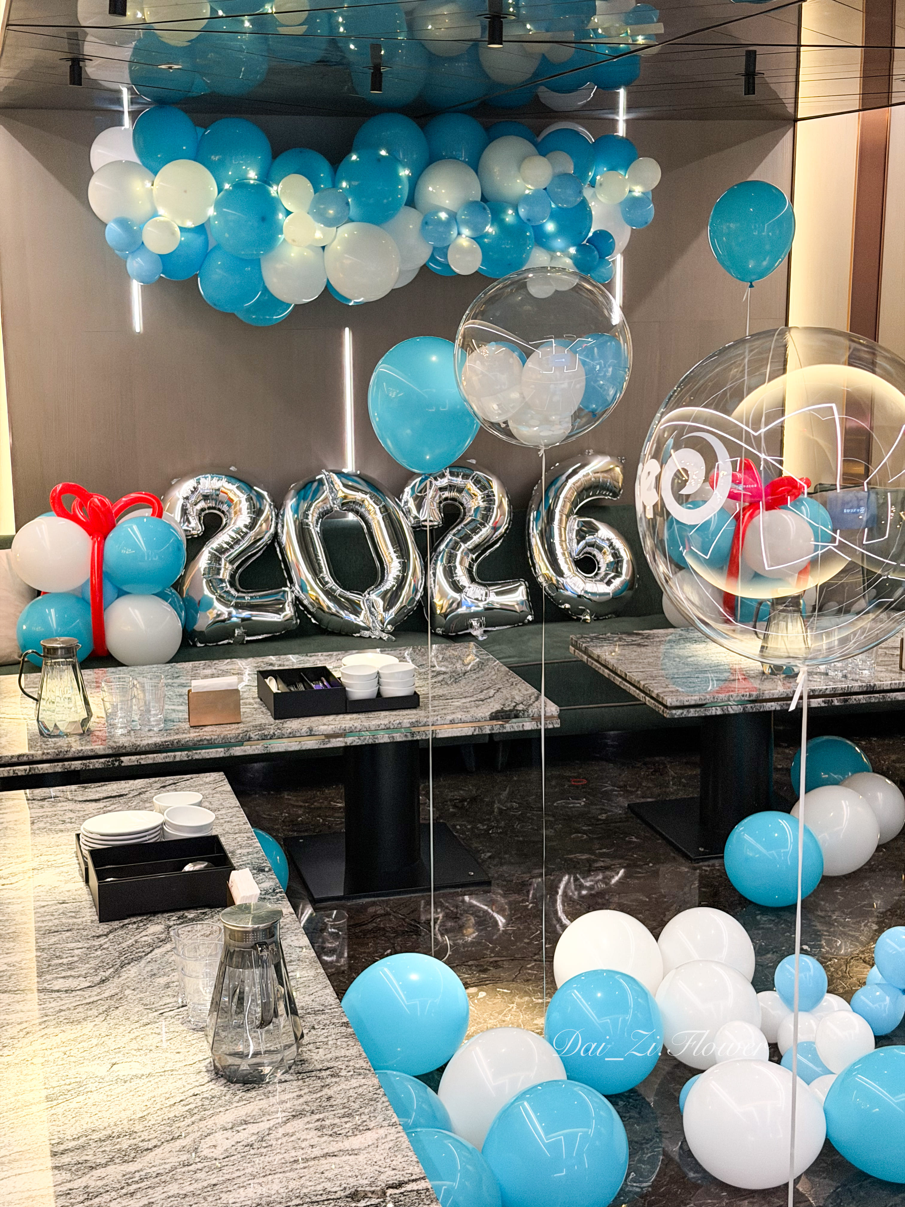 2026企業慶典佈置-全客製化禮物造型氣球與年度數字設計