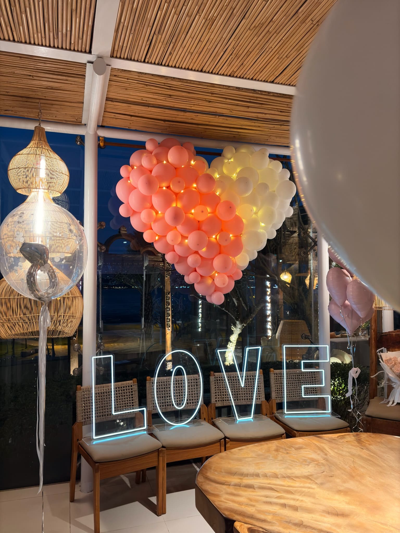 藍調時刻下的LOVE造型燈板與粉色手工編織愛心大氣球佈置