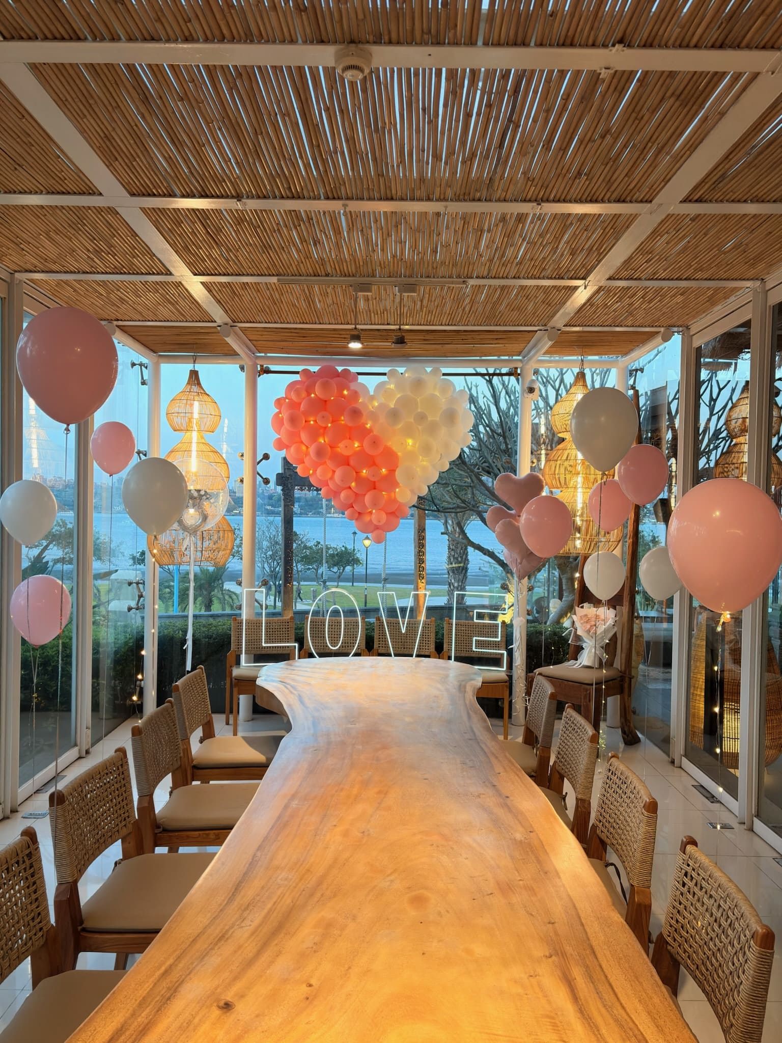 水灣BALI景觀餐廳室內求婚佈置全景-粉白愛心氣球與LOVE燈板