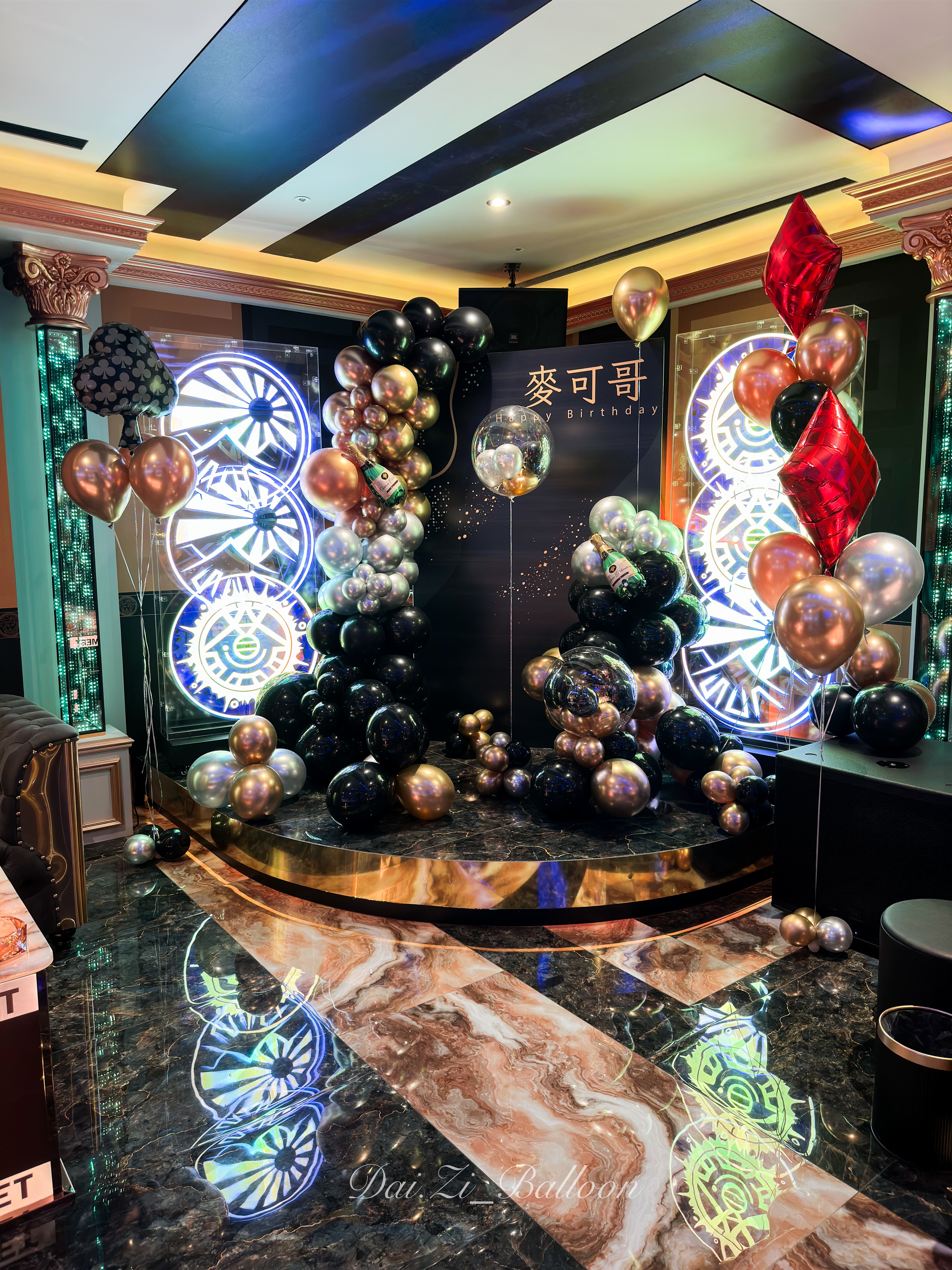 奢華黑金風格氣球鏈裝飾，金屬光澤氣球搭配精品香檳酒瓶配件，適合頂級生日活動佈置。