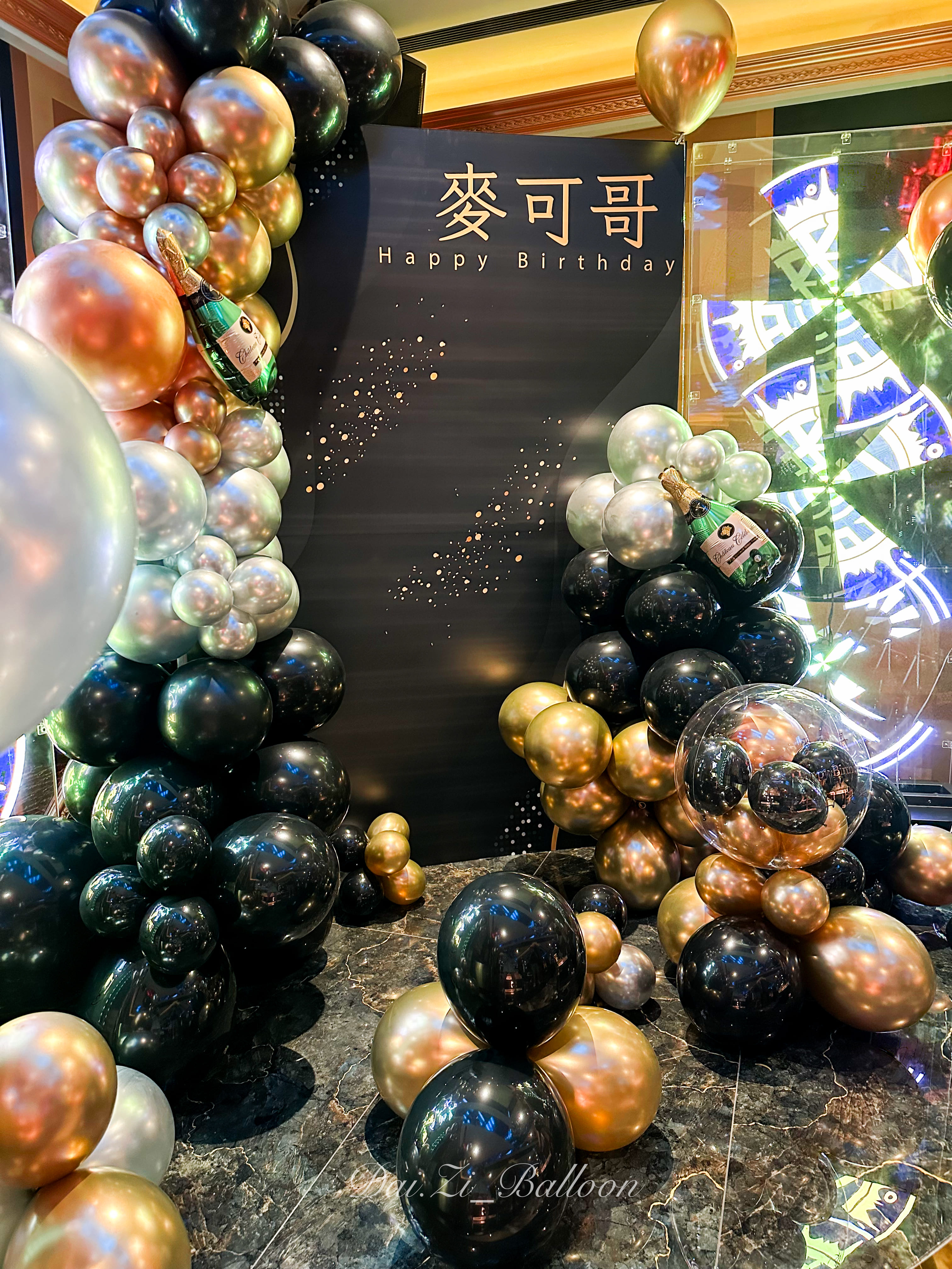 DAIZI代紫花藝客製化精品波波球，黑金配色小氣球填充其中，完美呈現精品美學細節。