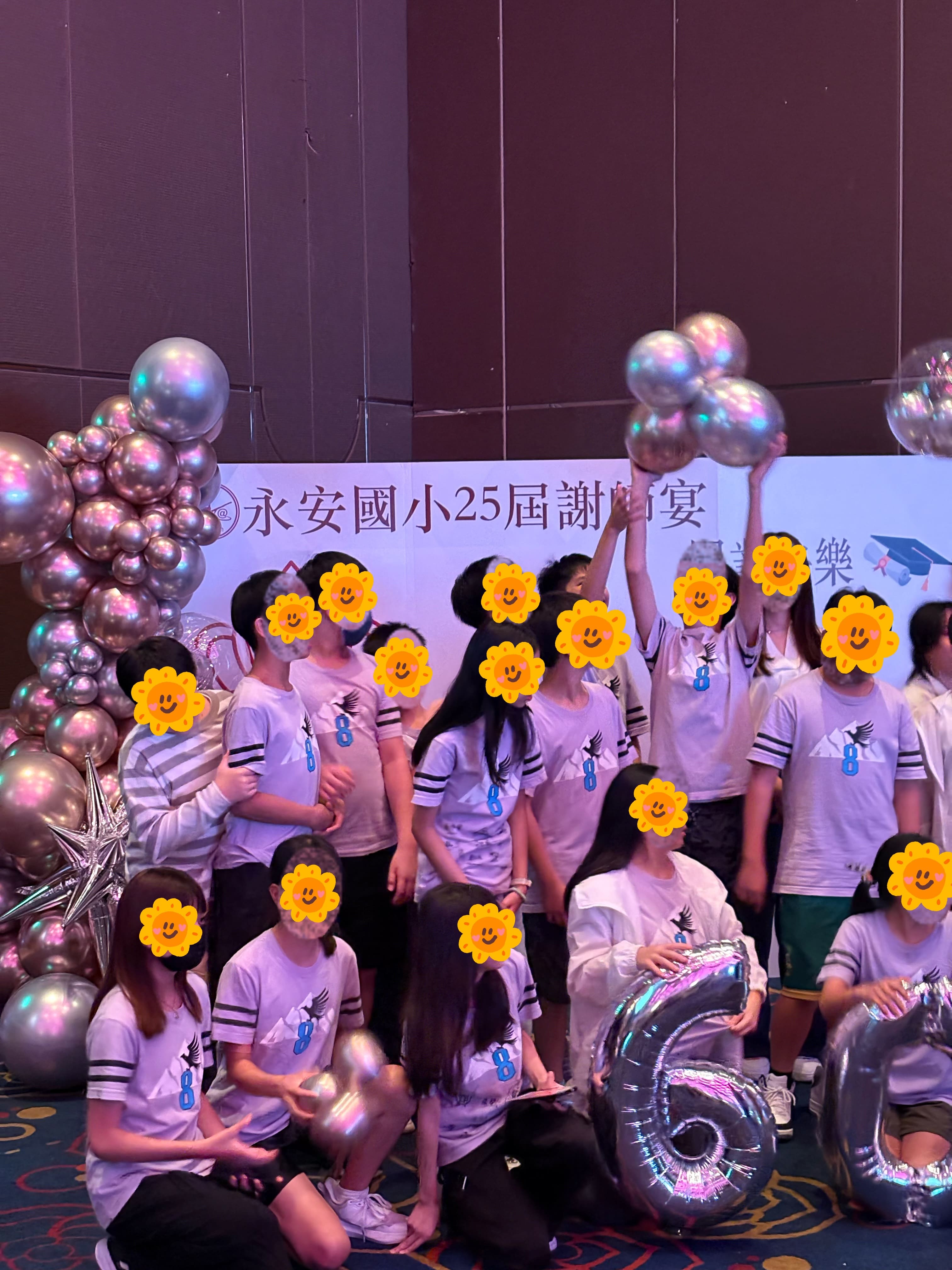 DAIZI代紫花藝為校園活動設計之精品氣球佈置，金屬色系氣球鏈為謝師宴現場增添溫馨與質感。