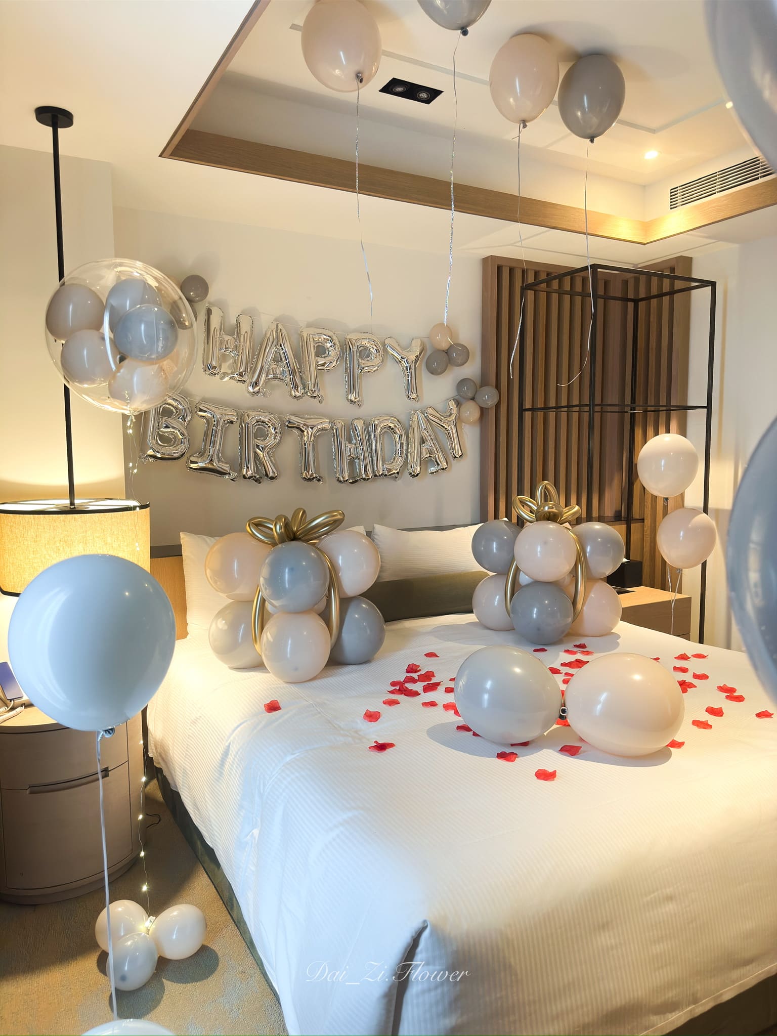 DAIZI-代紫花藝-床頭氣球佈置-銀色Happy-Birthday字母氣球-慶生風格設計