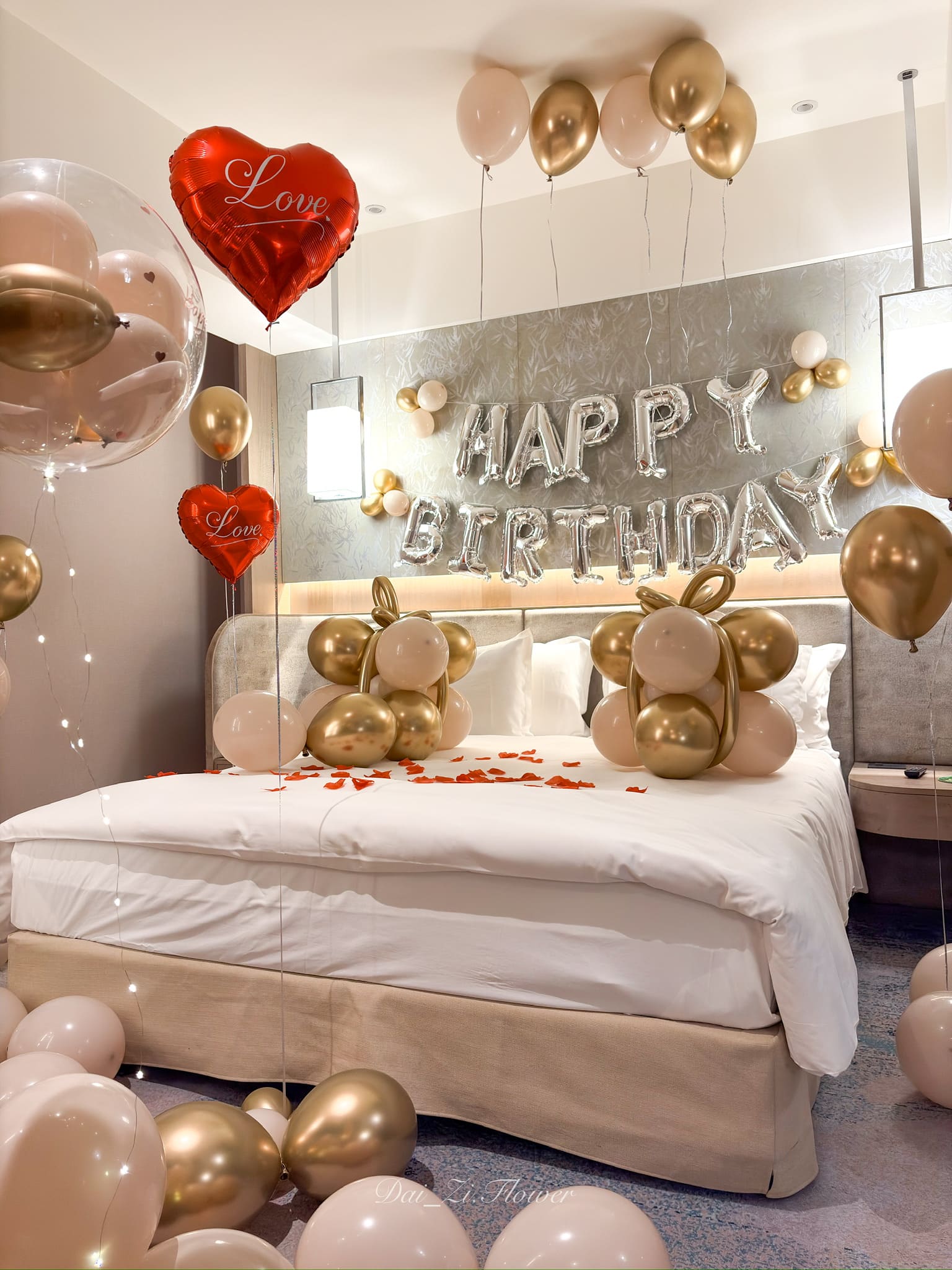 DAIZI-代紫花藝-飯店床頭氣球設計-銀色Happy-Birthday字母氣球-浪漫慶生氛圍
