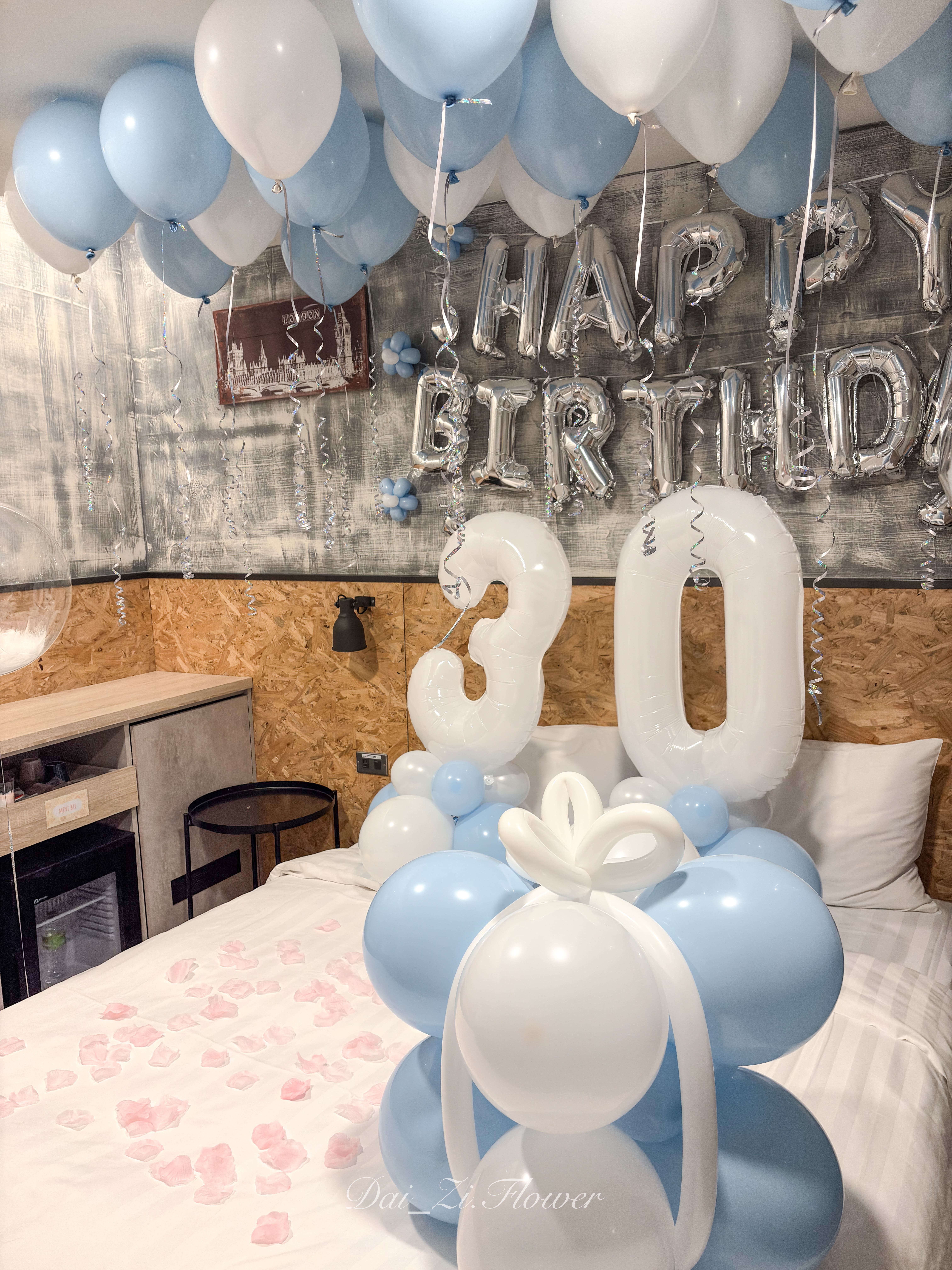 DAIZI-代紫花藝-30歲成人禮生日氣球立柱-飯店房間驚喜佈置-專業活動會場規劃