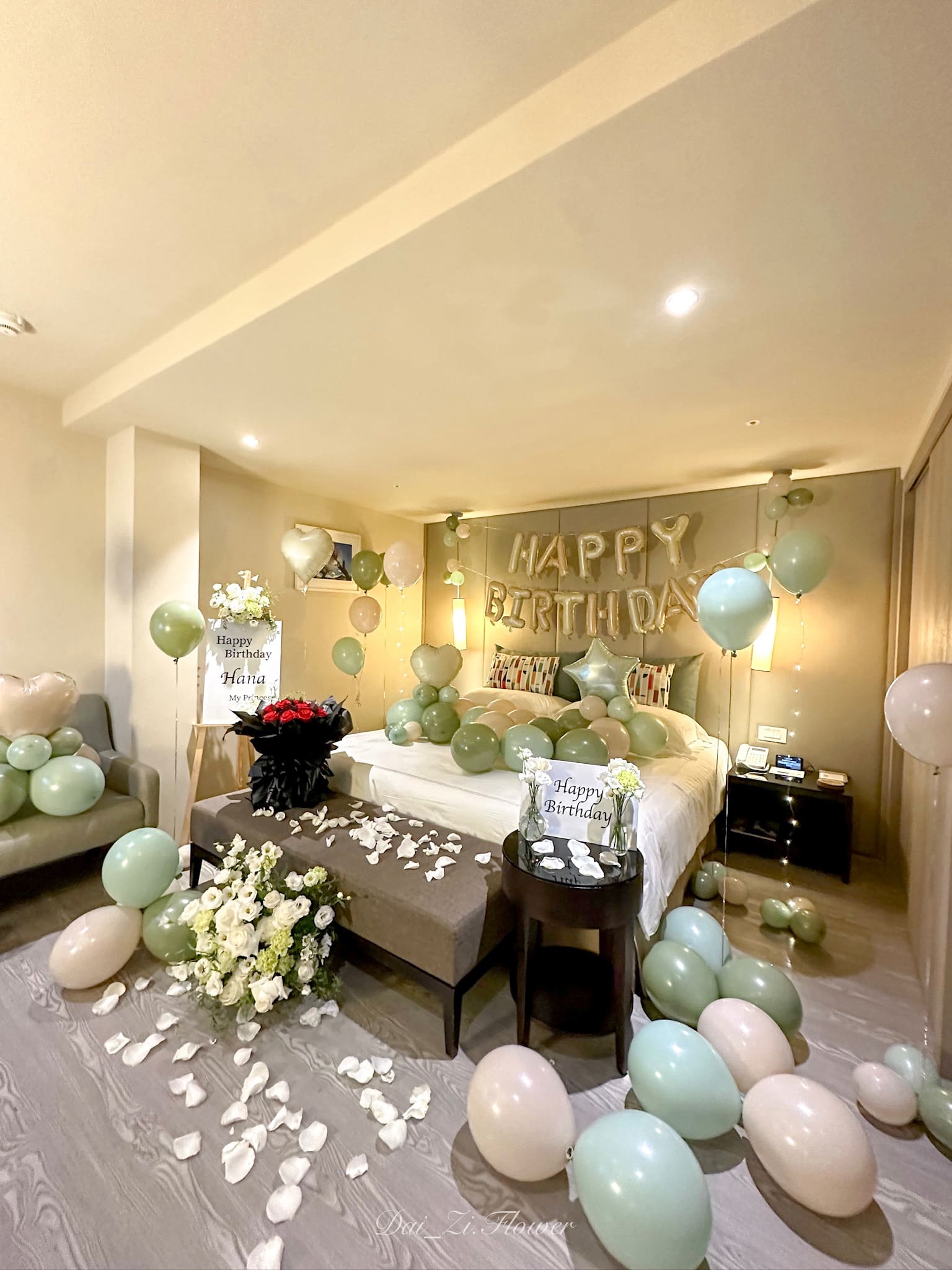 DAIZI-代紫花藝-質感飯店房間佈置-莫蘭迪綠砂白氣球海-HAPPY-BIRTHDAY金屬字母氣球