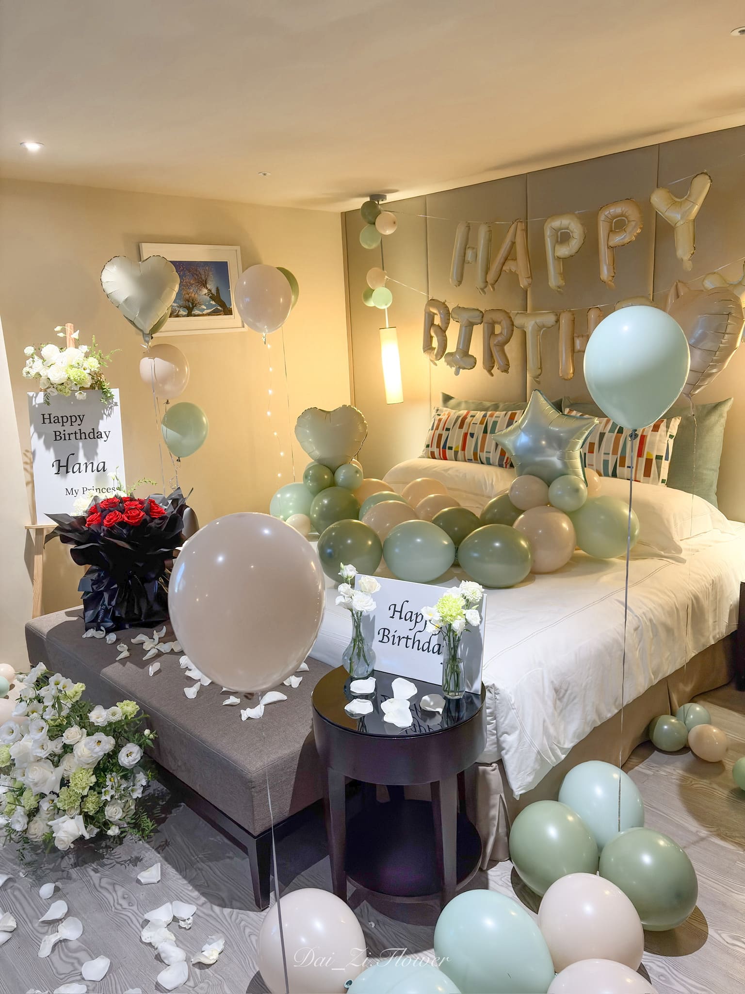 DAIZI-代紫花藝-莫蘭迪綠砂白配色-飯店床景生日佈置-Hana-My-Princess-客製化迎賓牌
