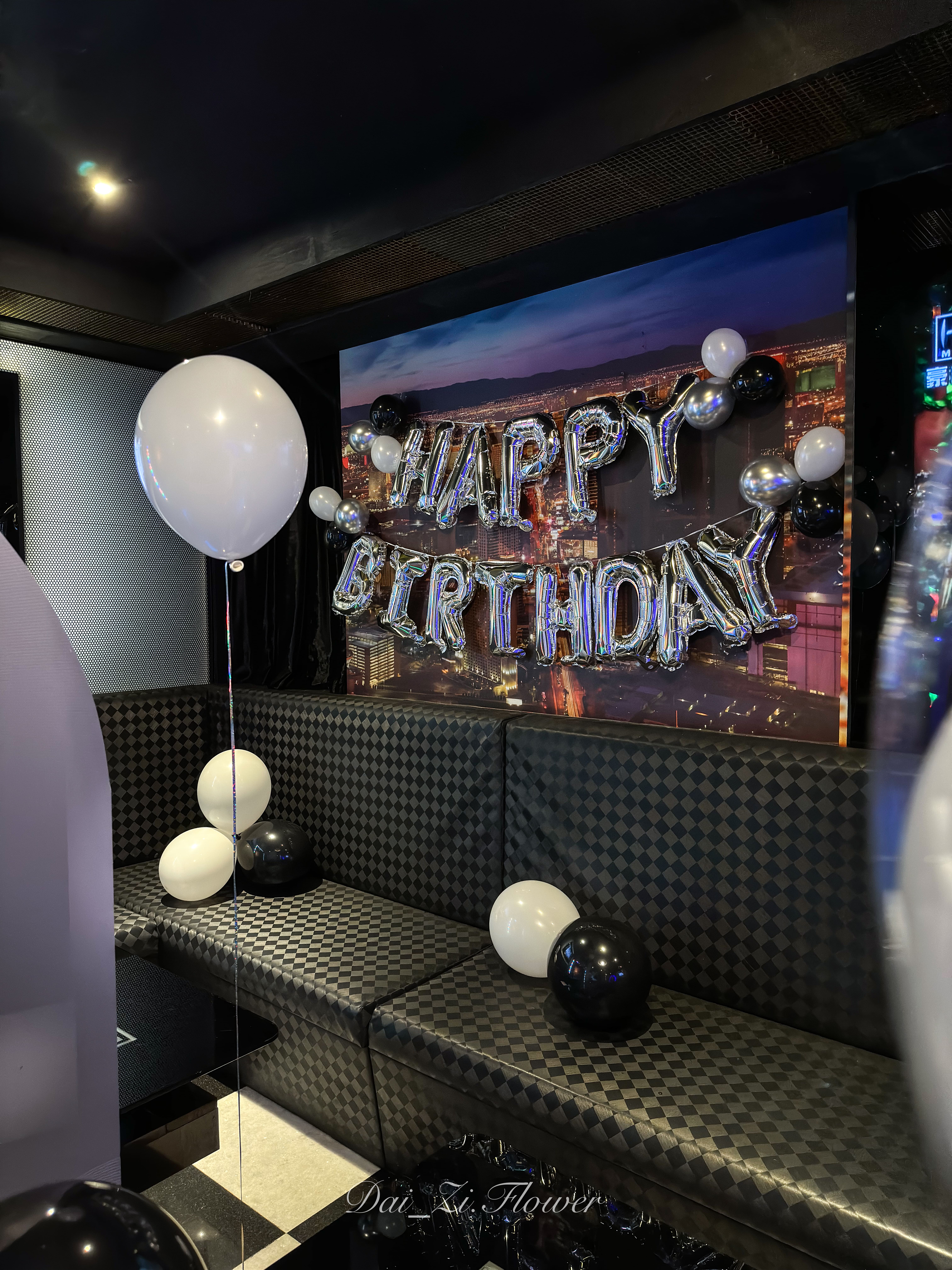 DAIZI-代紫花藝-KTV包廂沙發區佈置-HAPPY-BIRTHDAY銀色字母氣球-黑白空飄氣球