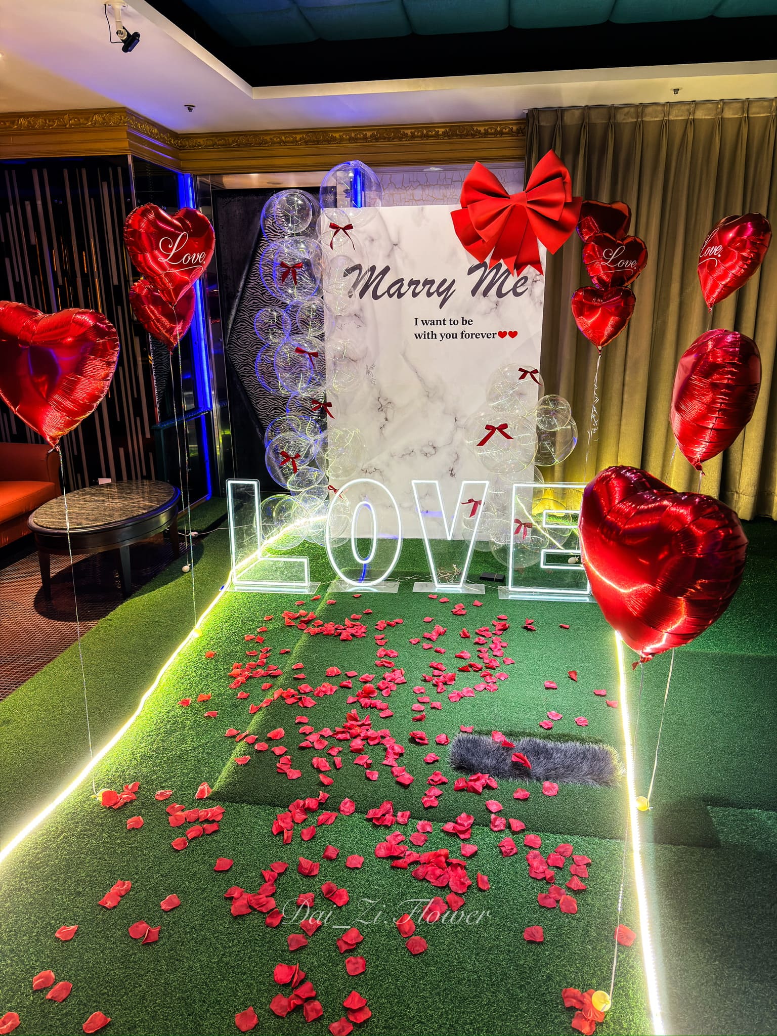 DAIZI-代紫花藝-汽車旅館求婚佈置-Marry-Me客製背板與LOVE發光字-浪漫紅色愛心氣球