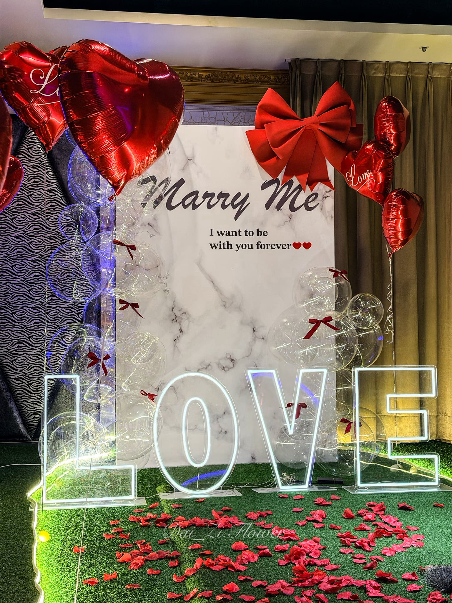 DAIZI-代紫花藝-Marry-Me求婚背板細節-大紅緞帶與透明波波球立柱-汽車旅館告白佈置