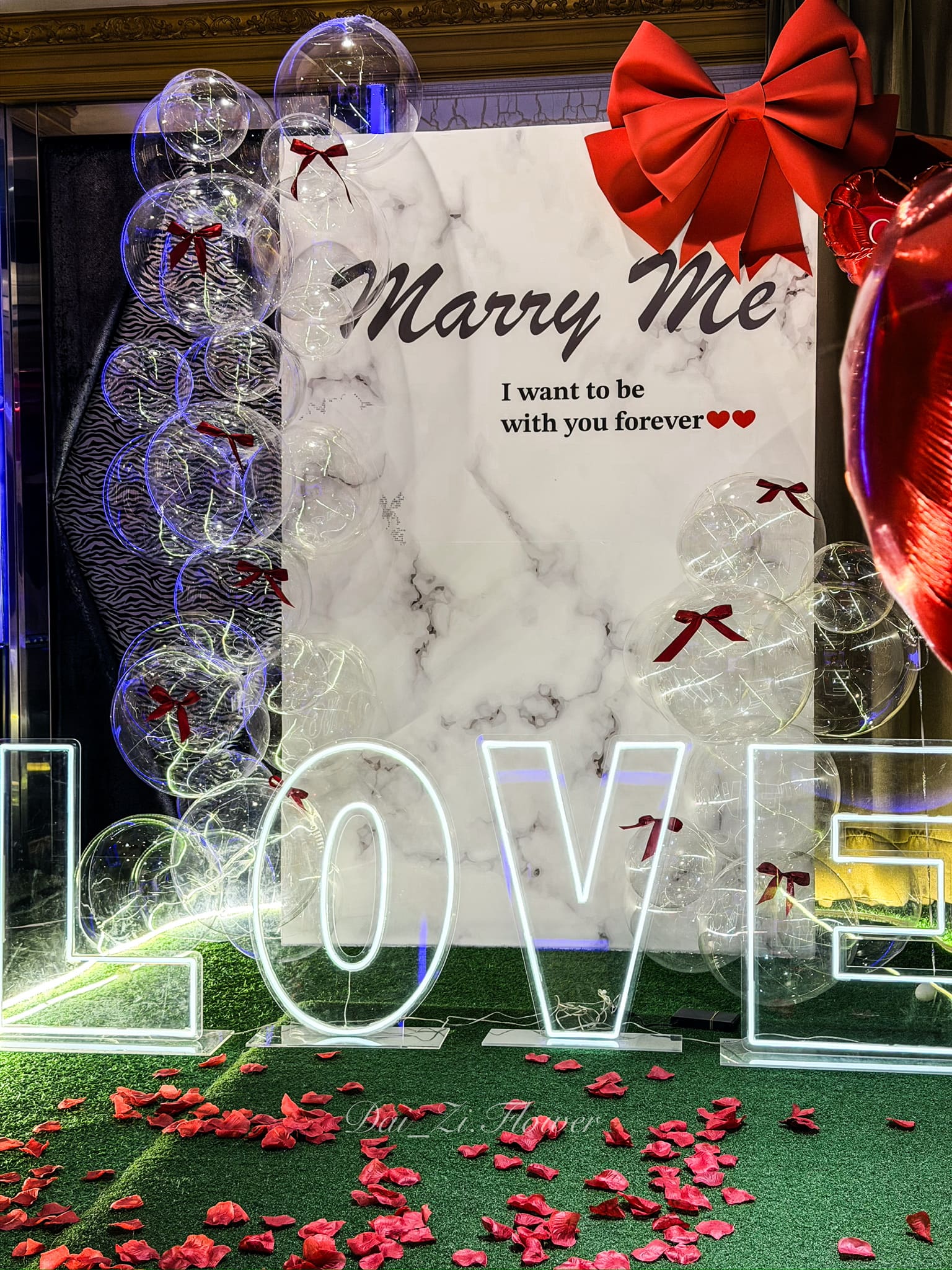 DAIZI-代紫花藝-求婚道具特寫-LOVE霓虹燈牌與透明發光波波球-Marry-Me客製背板設計