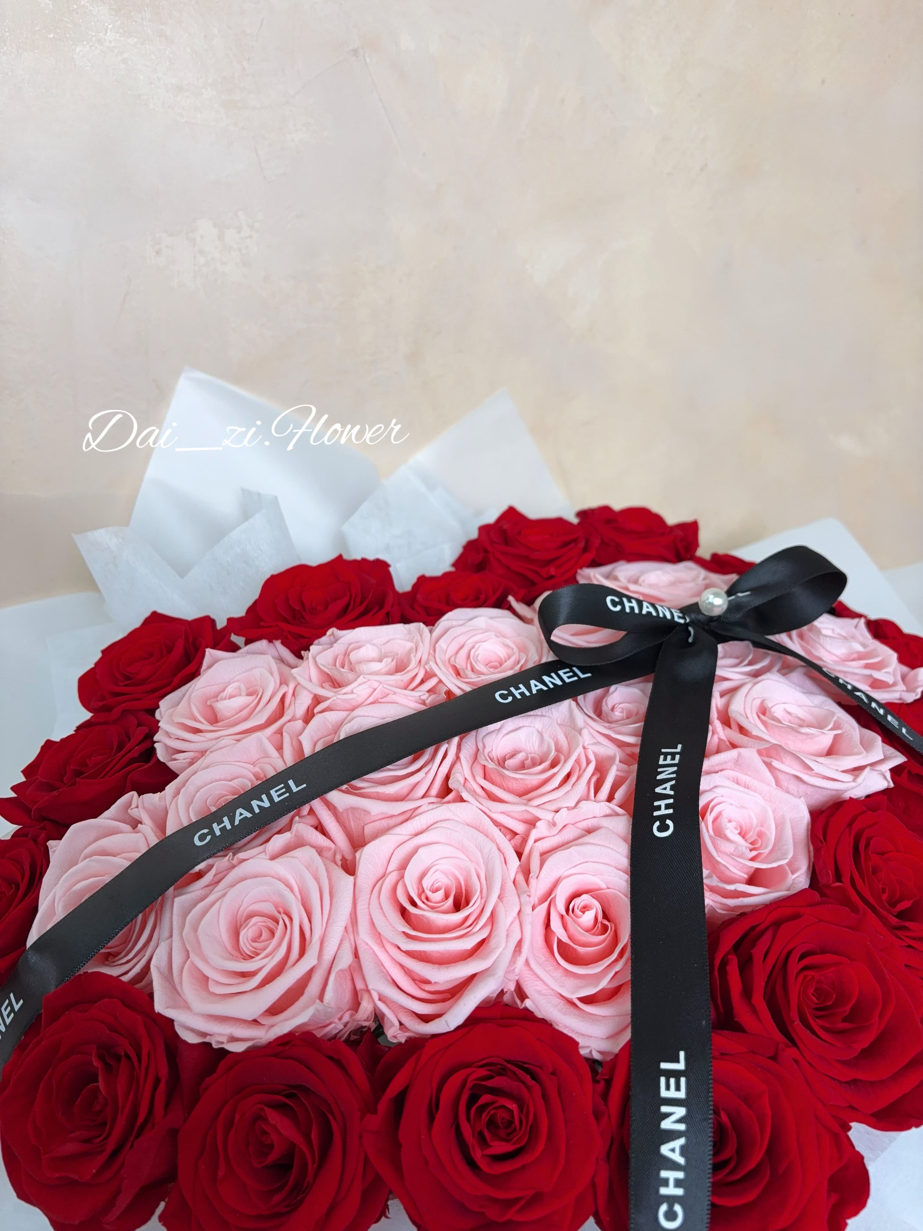 DAIZI-代紫花藝-永生紅玫瑰與粉玫瑰特寫-33朵愛心造型花束-CHANEL香奈兒緞帶裝飾細節