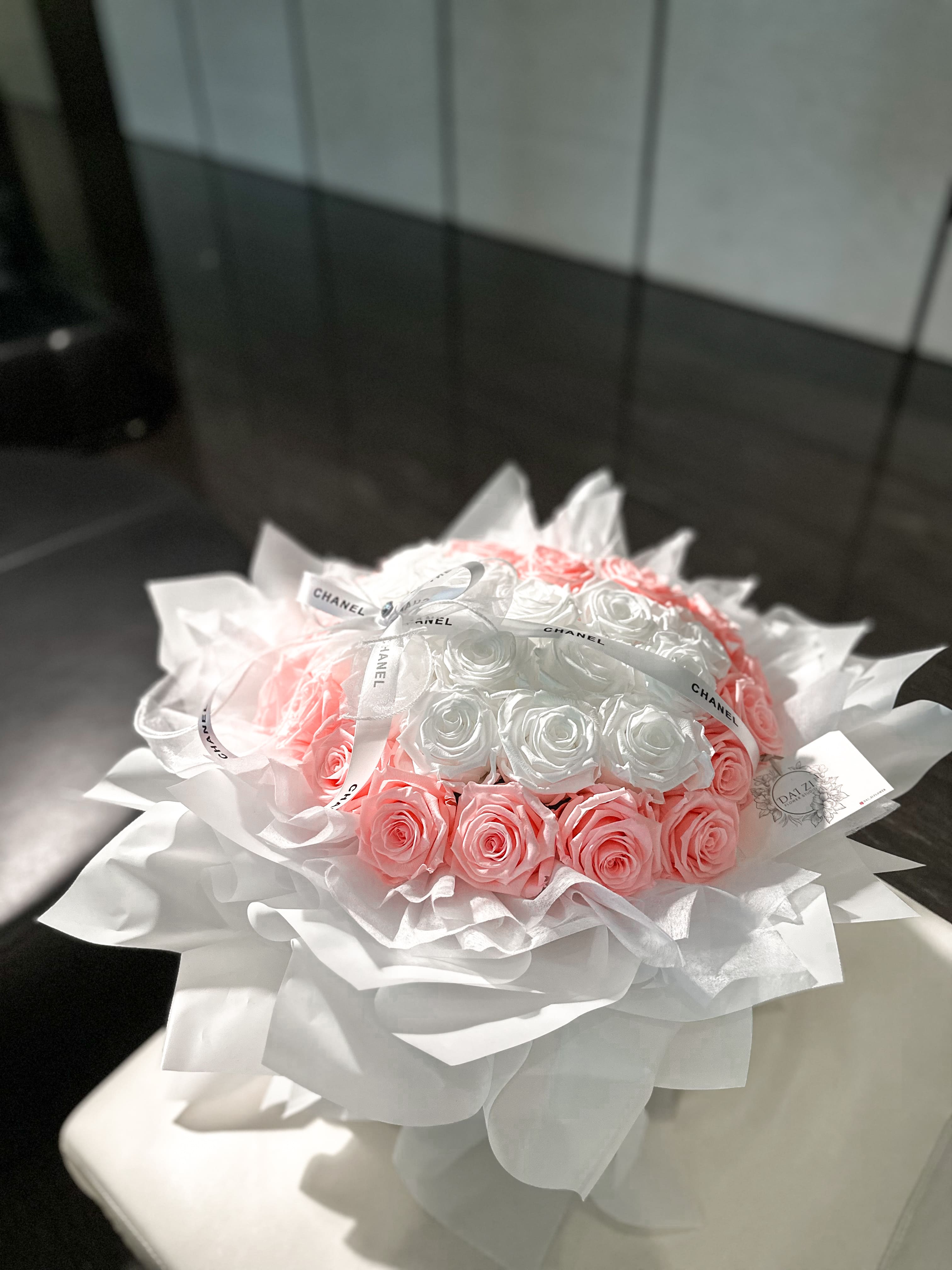 DAIZI-代紫花藝-奢華紅玫瑰永生花束-21朵玫瑰花語-銀色質感包裝紙-告白求婚必備