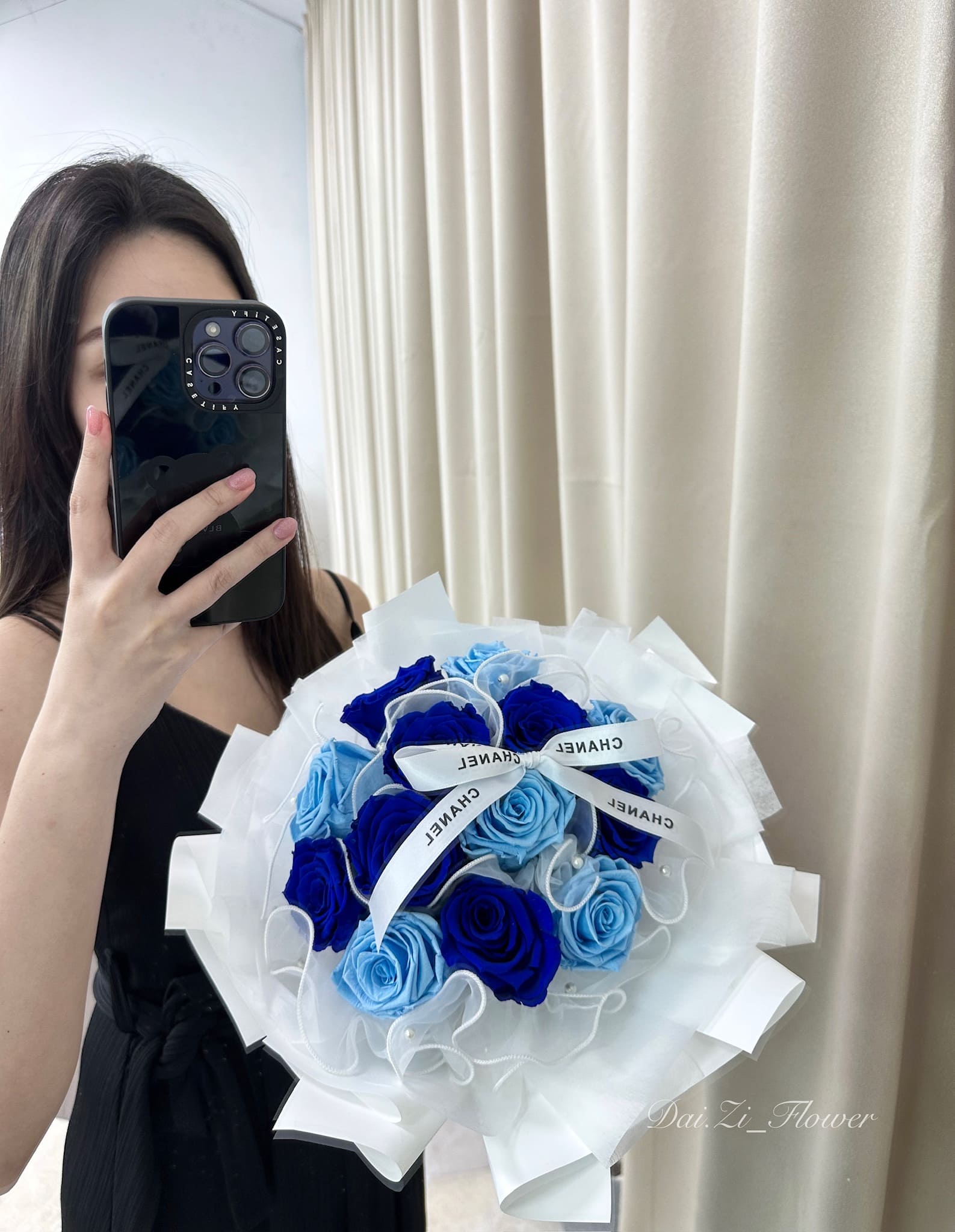 DAIZI代紫花藝-手持藍色漸層永生玫瑰花束實拍，展現精品花店的專業設計感，適合大台北地區追求質感的生日送禮與告白驚喜。