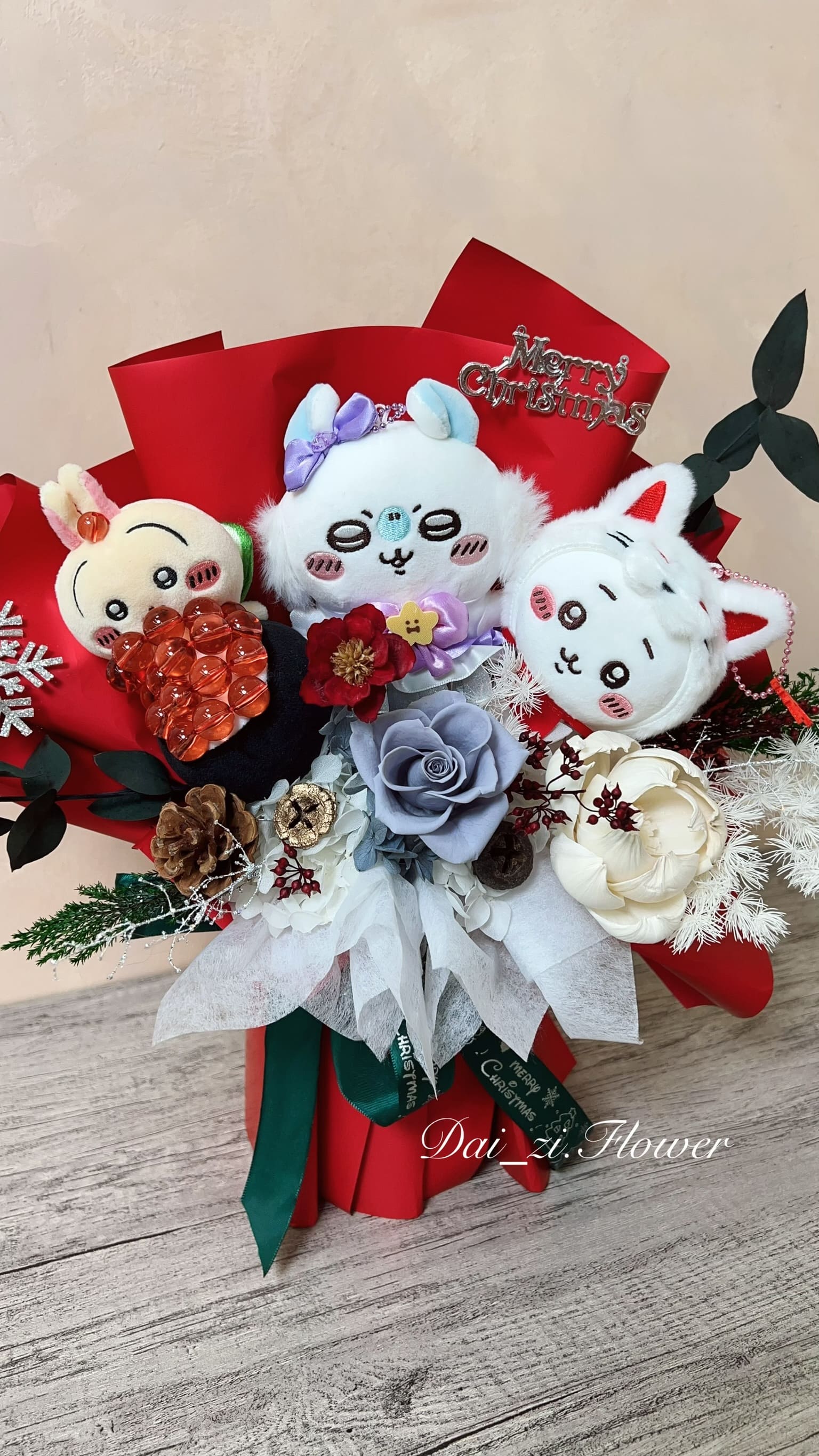 DAIZI代紫花藝-客製化吉伊卡哇玩偶永生花束，搭配聖誕節慶紅包裝與質感配花，大台北地區專屬訂製聖誕禮物與交換禮物首選。