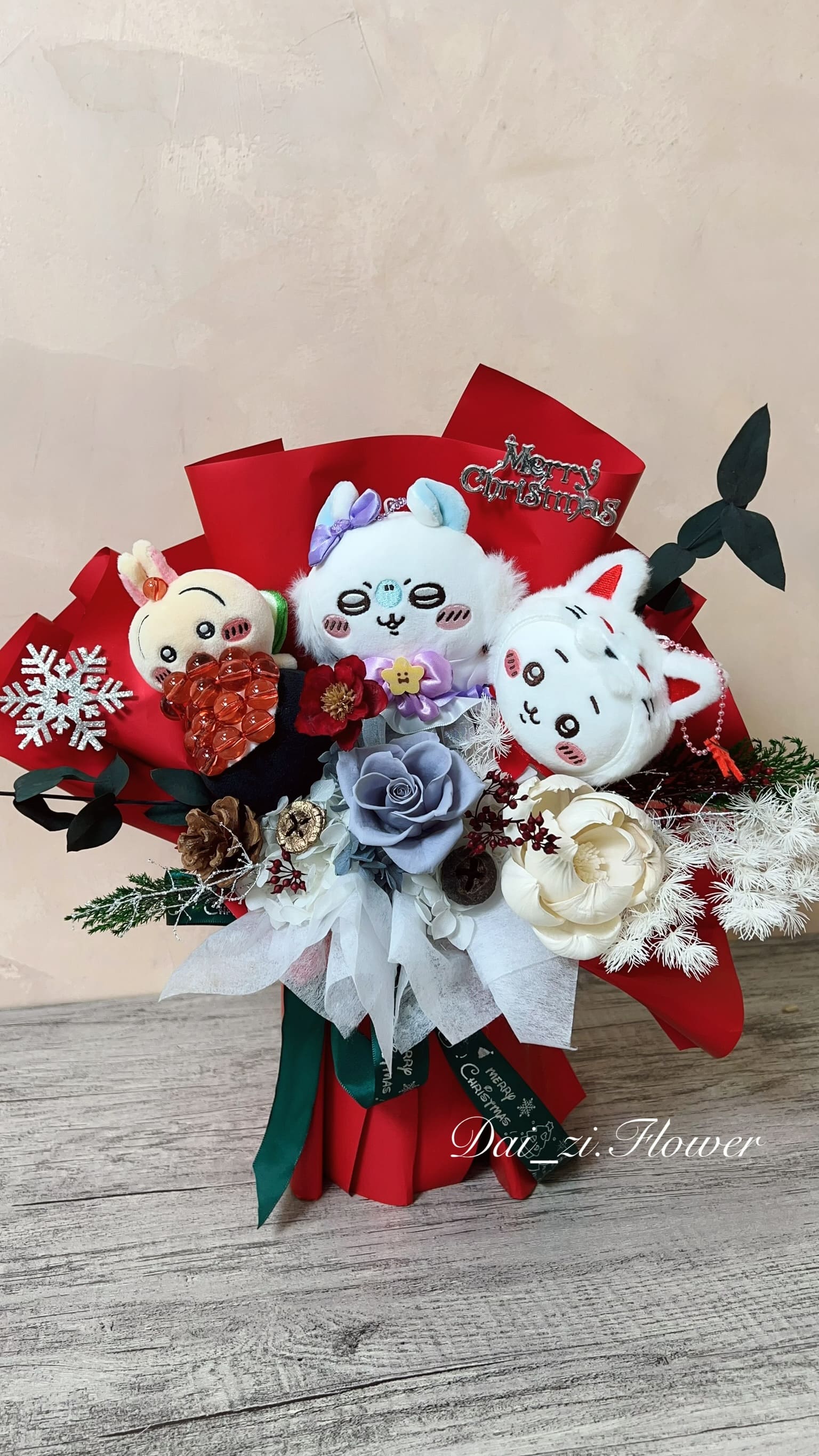 質感吉伊卡哇聖誕花束實拍，精緻深藍永生玫瑰結合超人氣玩偶設計，DAIZI代紫花藝提供大台北地區全客製化精品節慶送禮方案。
