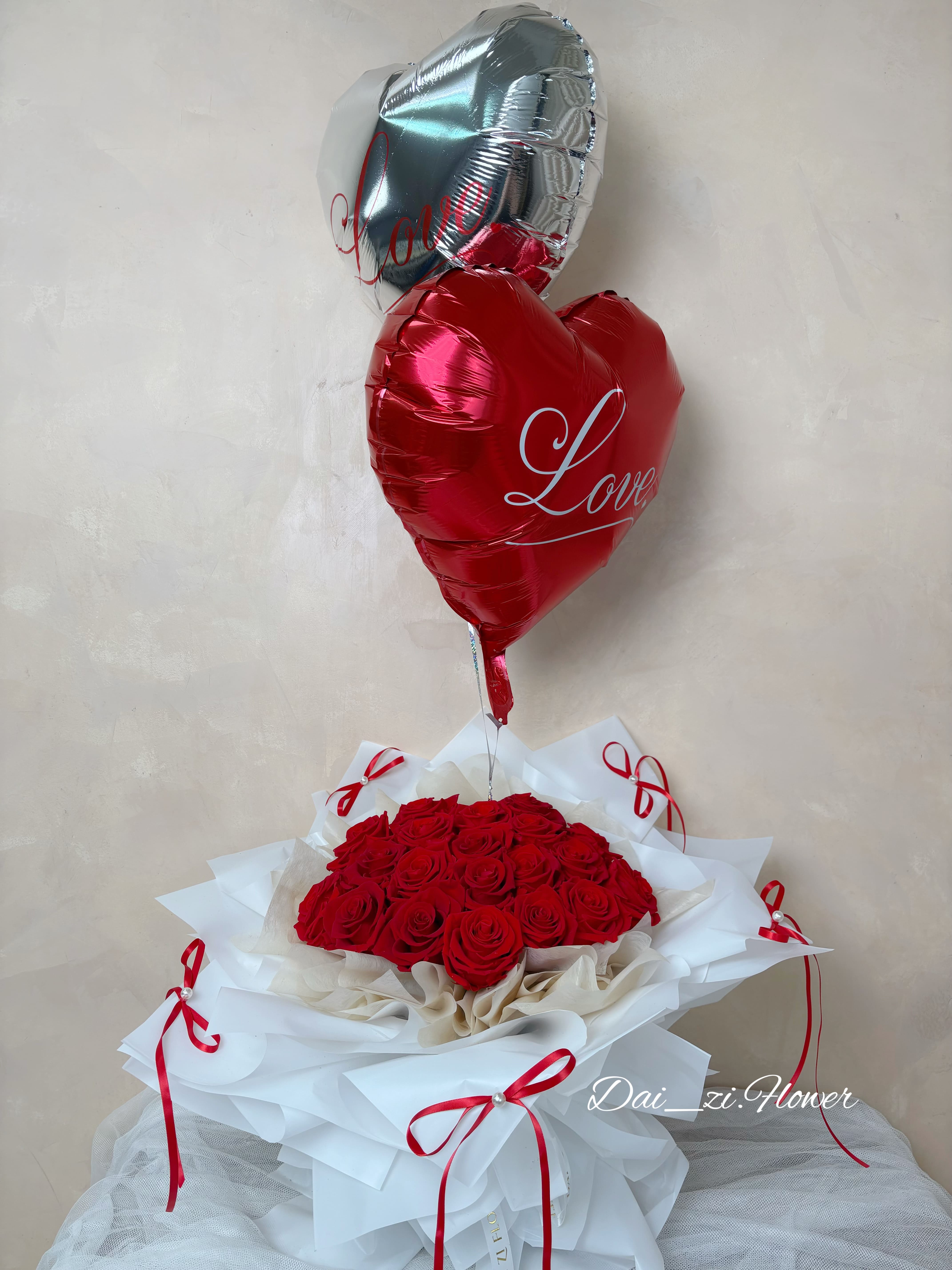 奢華大份量紅玫瑰花束結合Love愛心氣球設計,展現極致浪漫氛圍,DAIZI代紫花藝為大台北地區打造的高質感客製化情人節禮物。