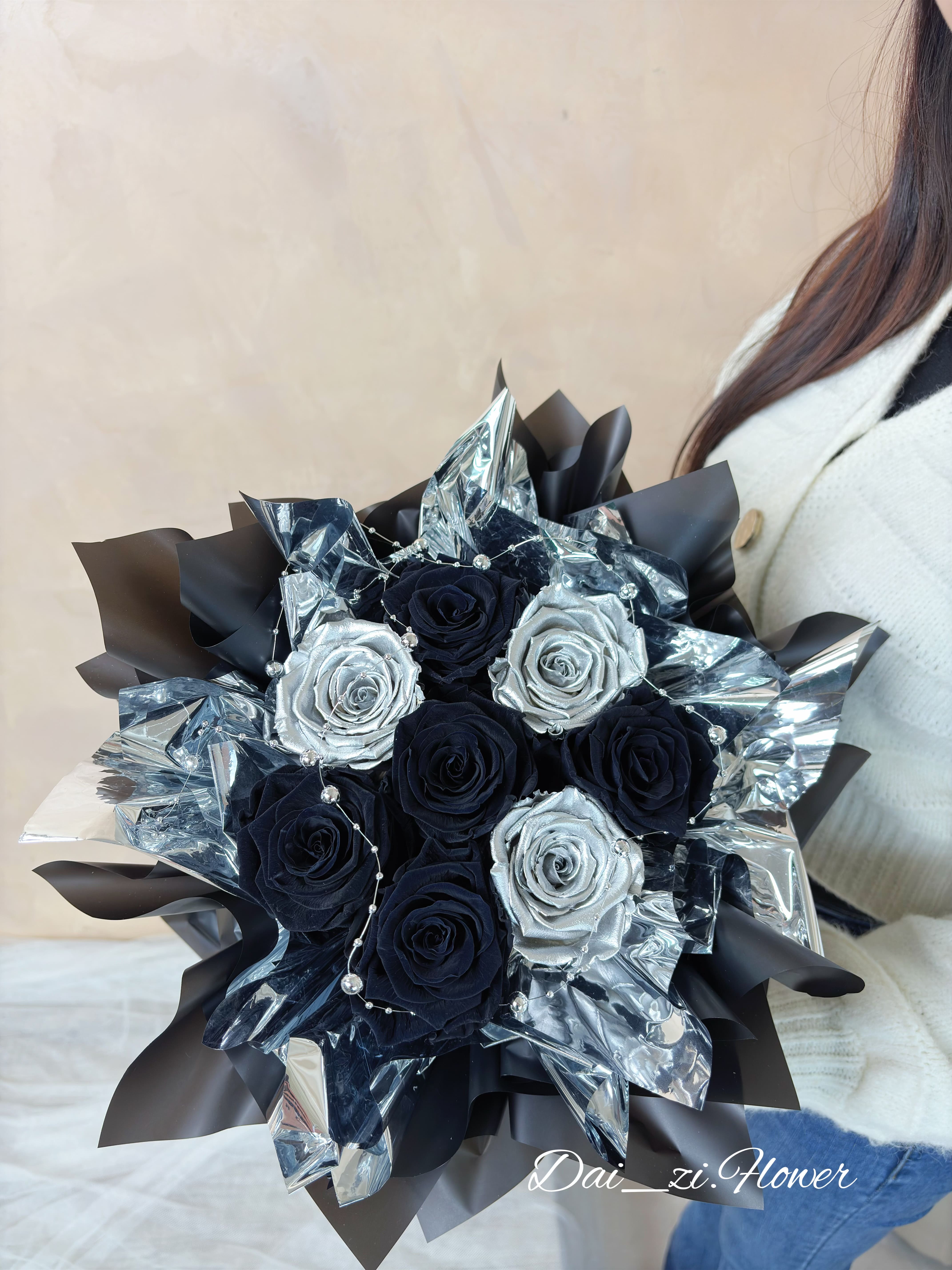 手持精品級黑銀雙色玫瑰花束實拍，展現強烈個性與奢華視覺質感，DAIZI代紫花藝專為大台北地區打造的高級客製化生日禮物與紀念日驚喜。