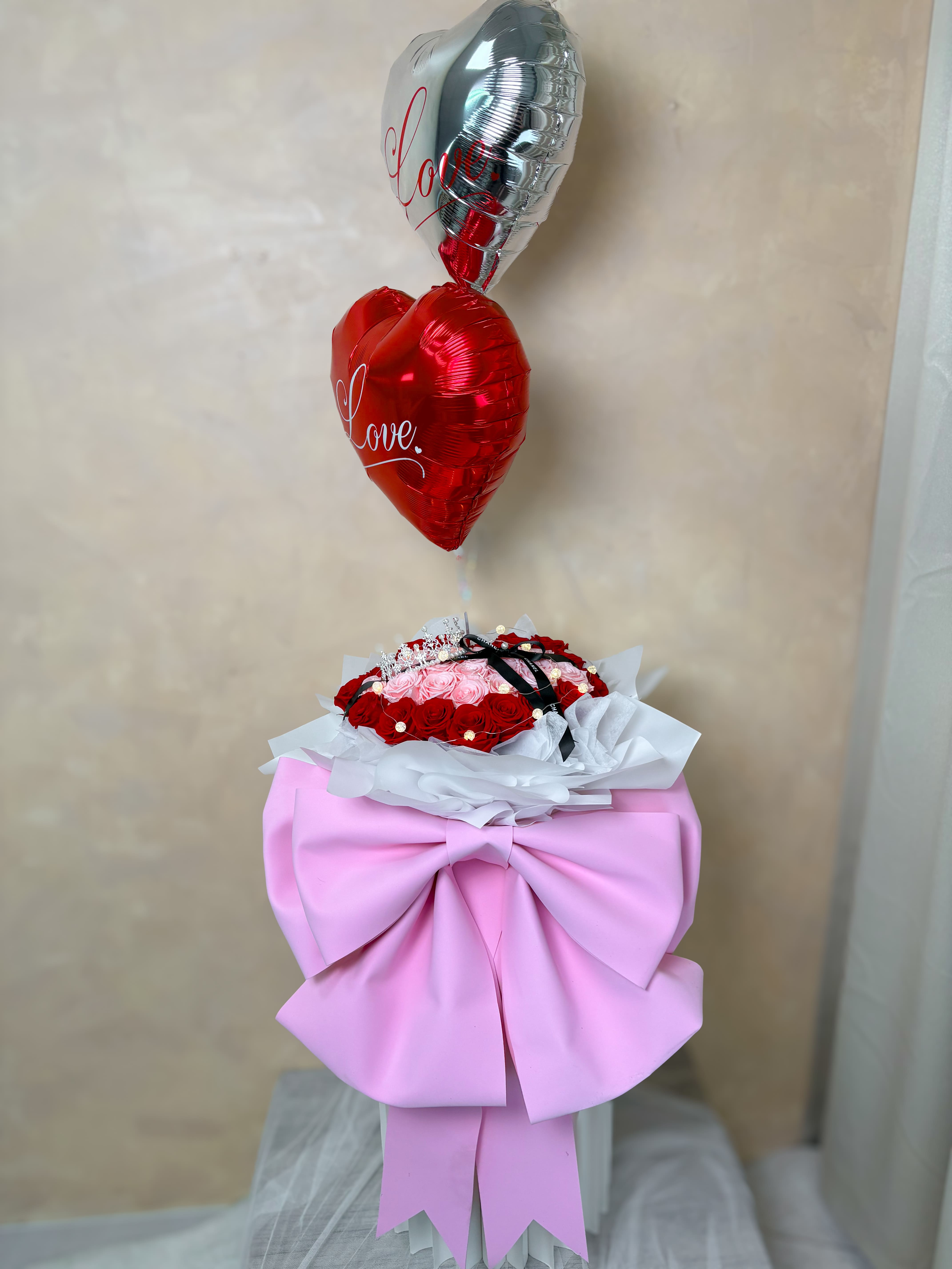 DAIZI代紫花藝-極致浪漫Love氣球玫瑰花束，結合心型雙色精品花藝、閃耀燈飾與浮誇大蝴蝶結設計，適合大台北地區追求高級視覺震撼的紀念日送禮。