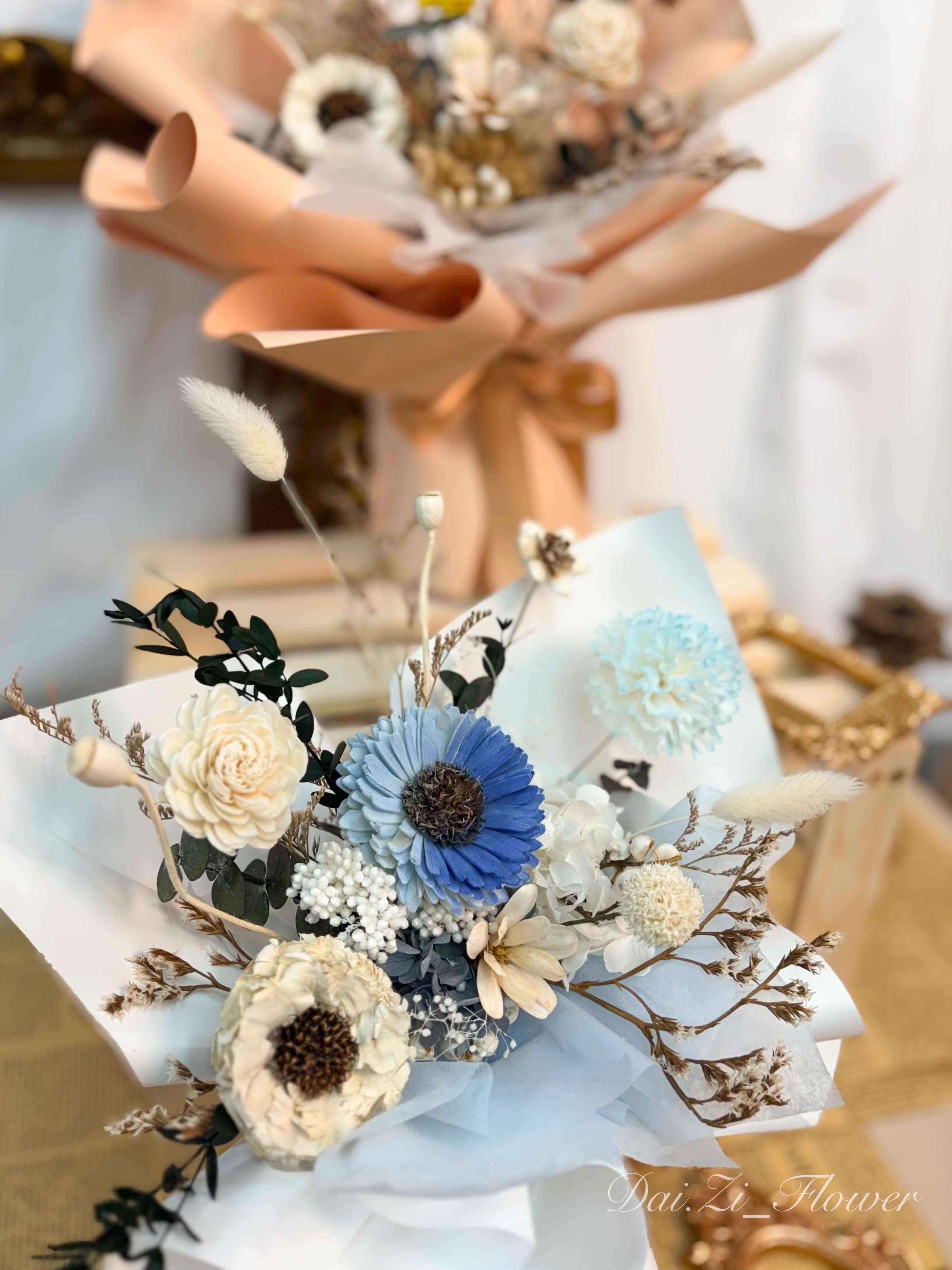 DAIZI代紫花藝-質感水藍色索拉花與乾燥配花組合，展現優雅精品花藝細節，大台北地區客製化精緻畢業季與閨蜜送禮首選。