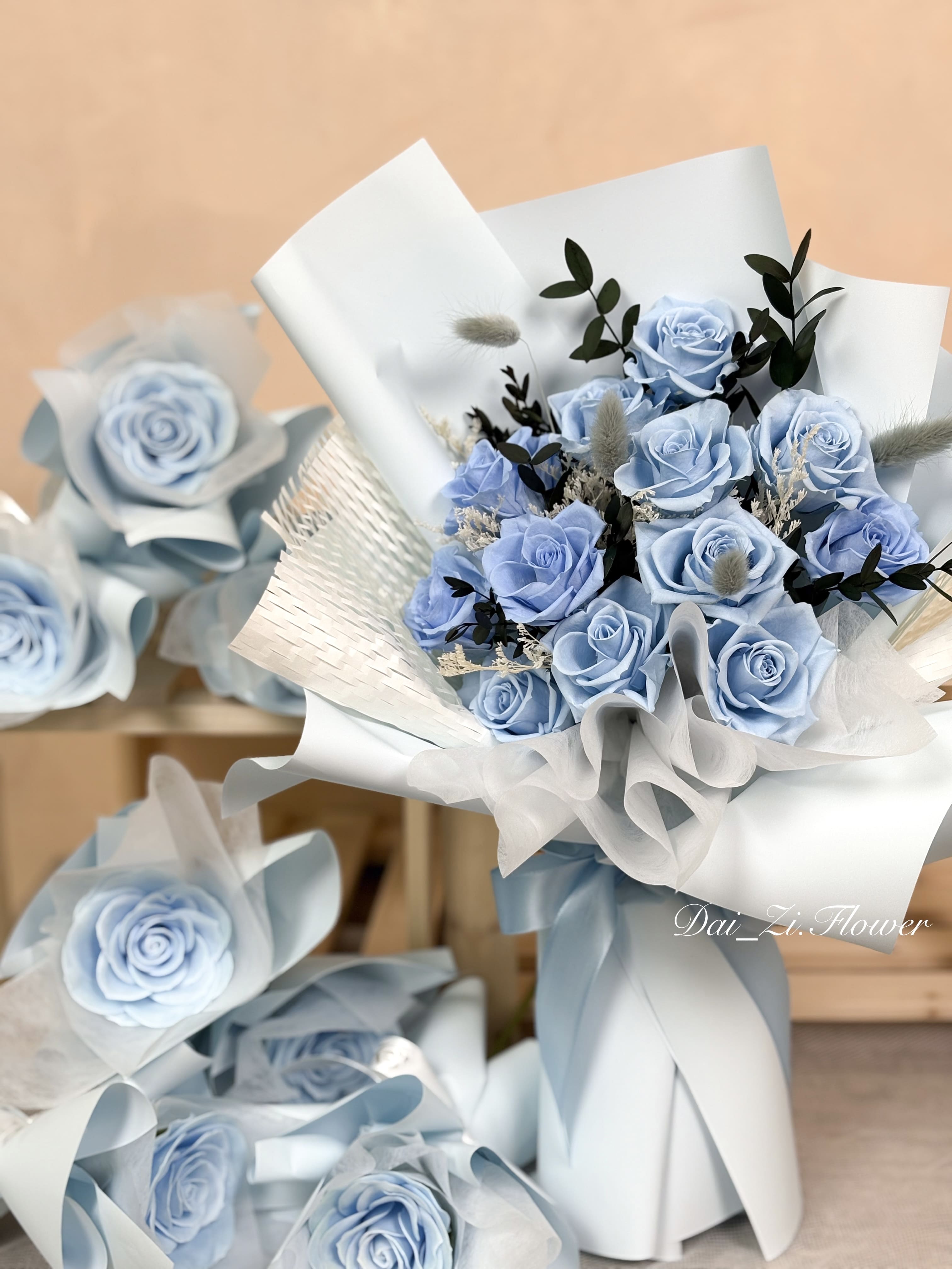 DAIZI代紫花藝-唯美12朵淺藍色永生求婚花束側面細節，結合質感緞帶與豐富層次設計，大台北地區提供全客製化精品生日與情人節送禮方案。