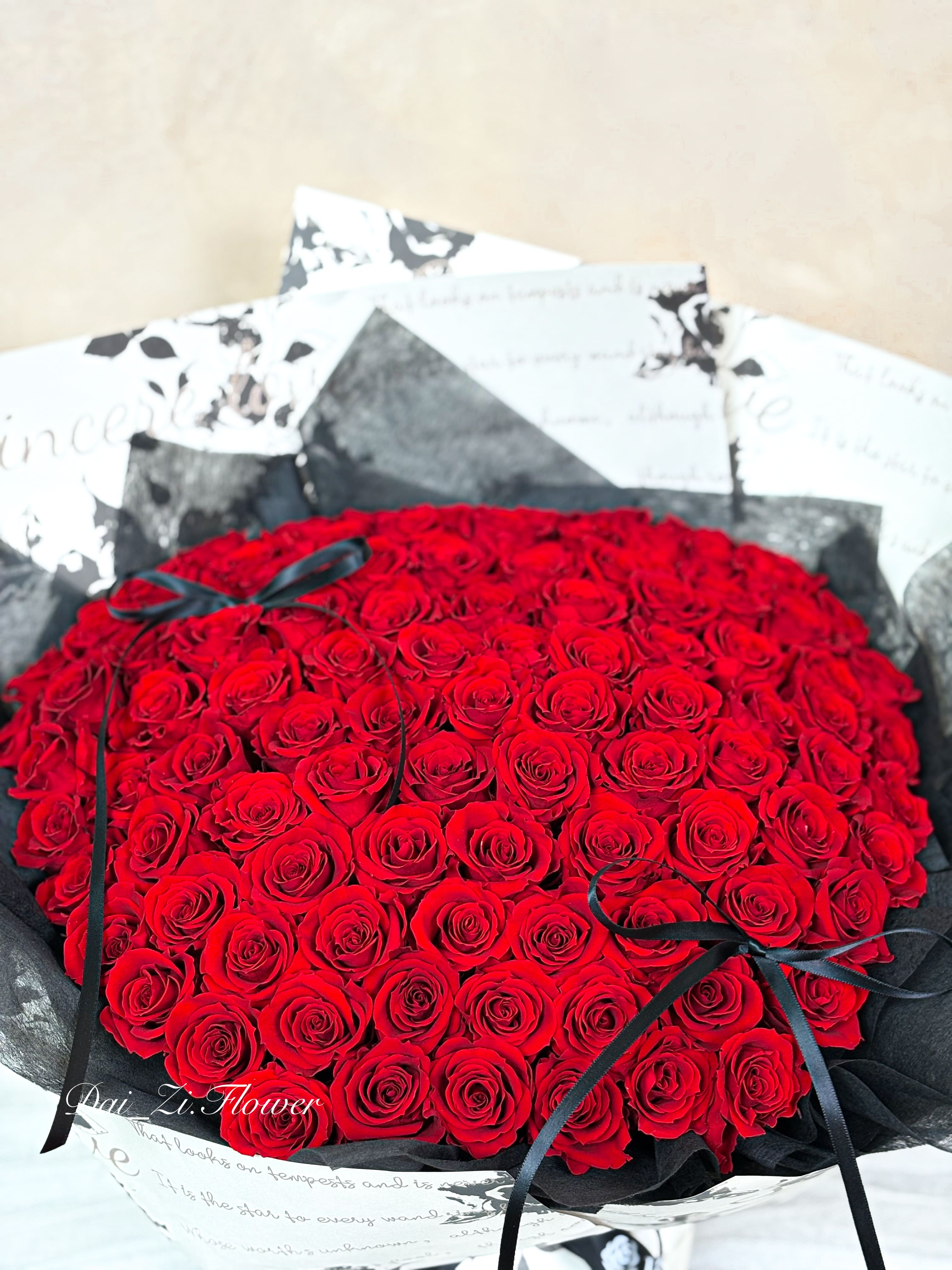 奢華100朵紅永生玫瑰花細節特寫，飽滿鮮紅玫瑰展現頂級品牌氣場與霸氣風格，DAIZI代紫花藝專為大台北地區打造的高級客製化紀念日驚喜。