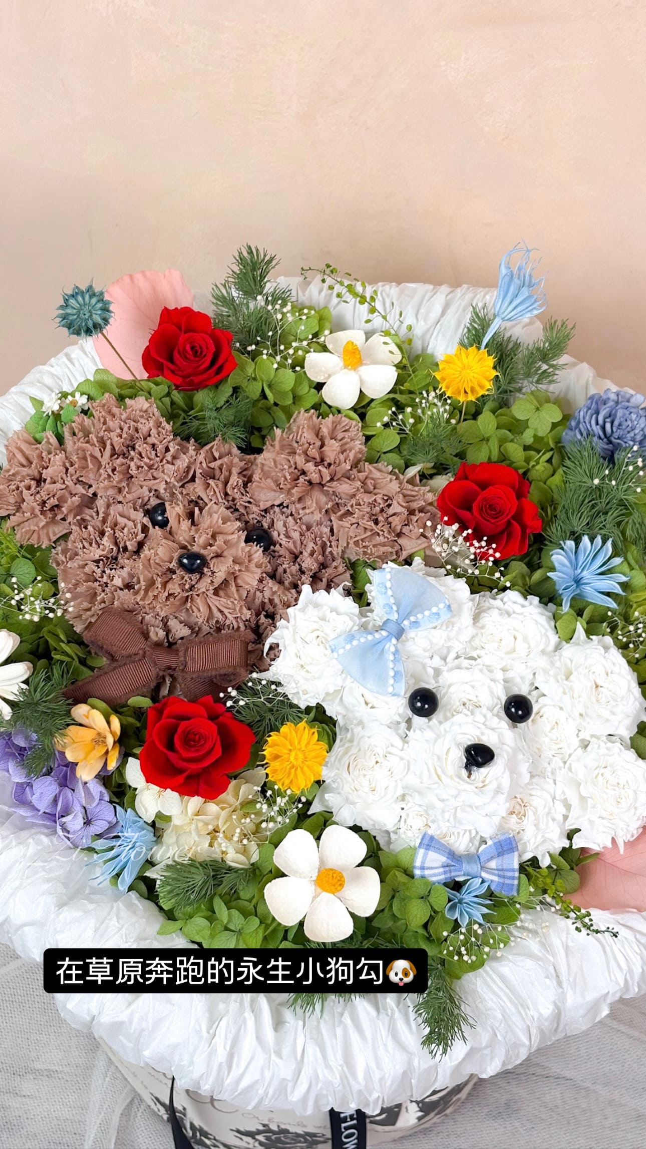 DAIZI代紫花藝-森林草地風永生小狗花束俯視展示，生動呈現雙色狗狗在草原奔跑的視覺設計，大台北地區提供高質感全客製化創意告白與紀念日送禮方案。