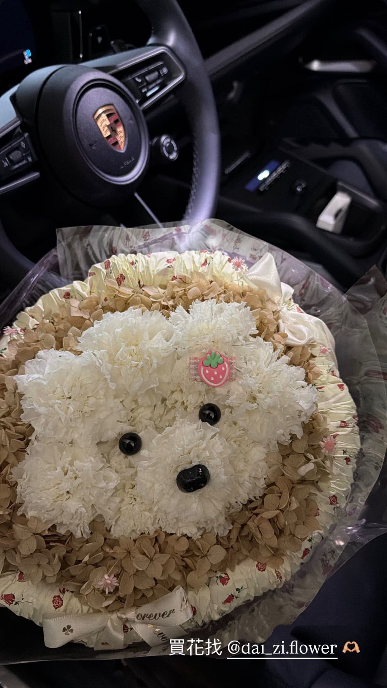 超萌永生小狗花束放置於高級跑車副駕駛座實拍，創造頂級客製化花禮的奢華視覺震撼，大台北地區高質感汽車驚喜送禮與極致浪漫首選DAIZI代紫花藝。