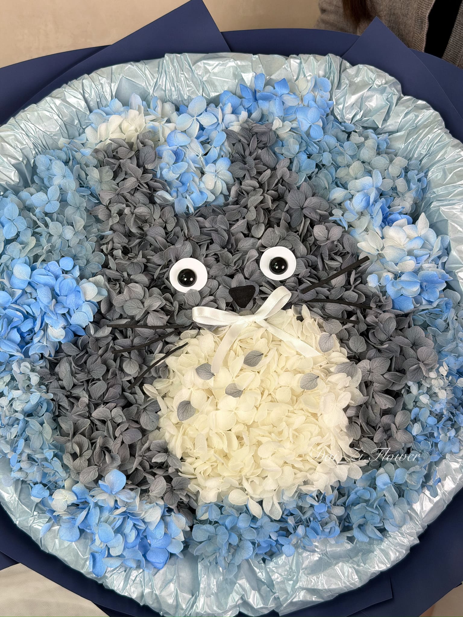 DAIZI代紫花藝-精品級龍貓永生繡球花束正面展示，精緻立體花藝設計結合溫柔藍色系層次包裝，大台北地區提供高質感客製化告白與專屬紀念日送禮方案。