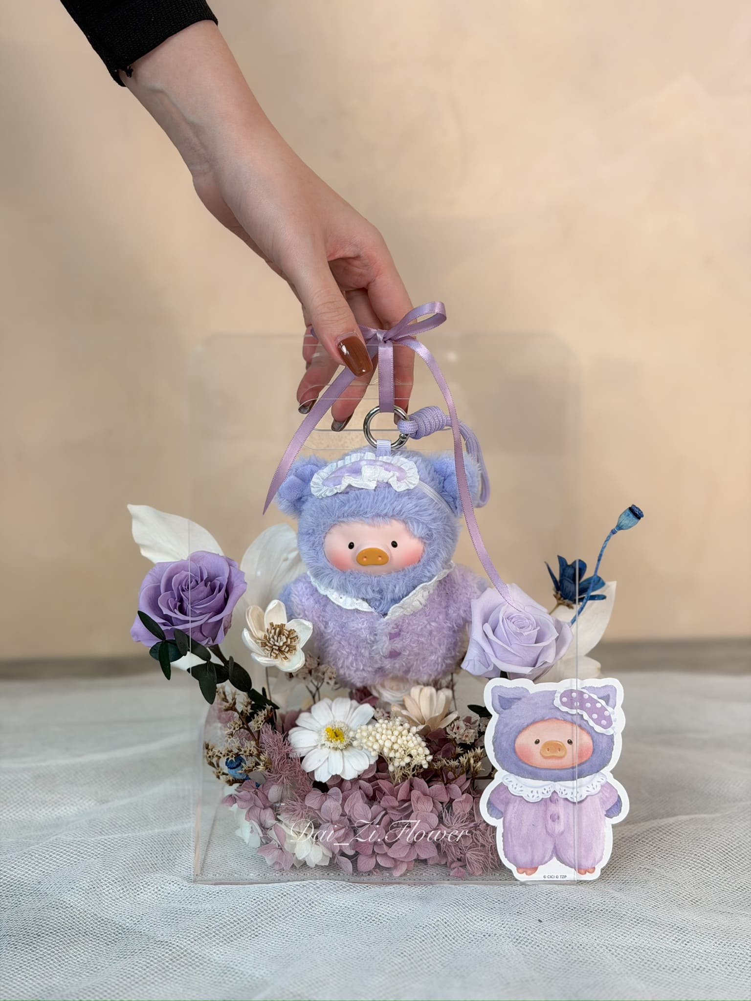 精品級紫色系永生花與精緻罐頭豬娃娃近觀特寫,夢幻透明提盒完美襯托高雅仙氣風格,大台北地區提供全客製化高級閨蜜與紀念日送禮推薦DAIZI代紫花藝。