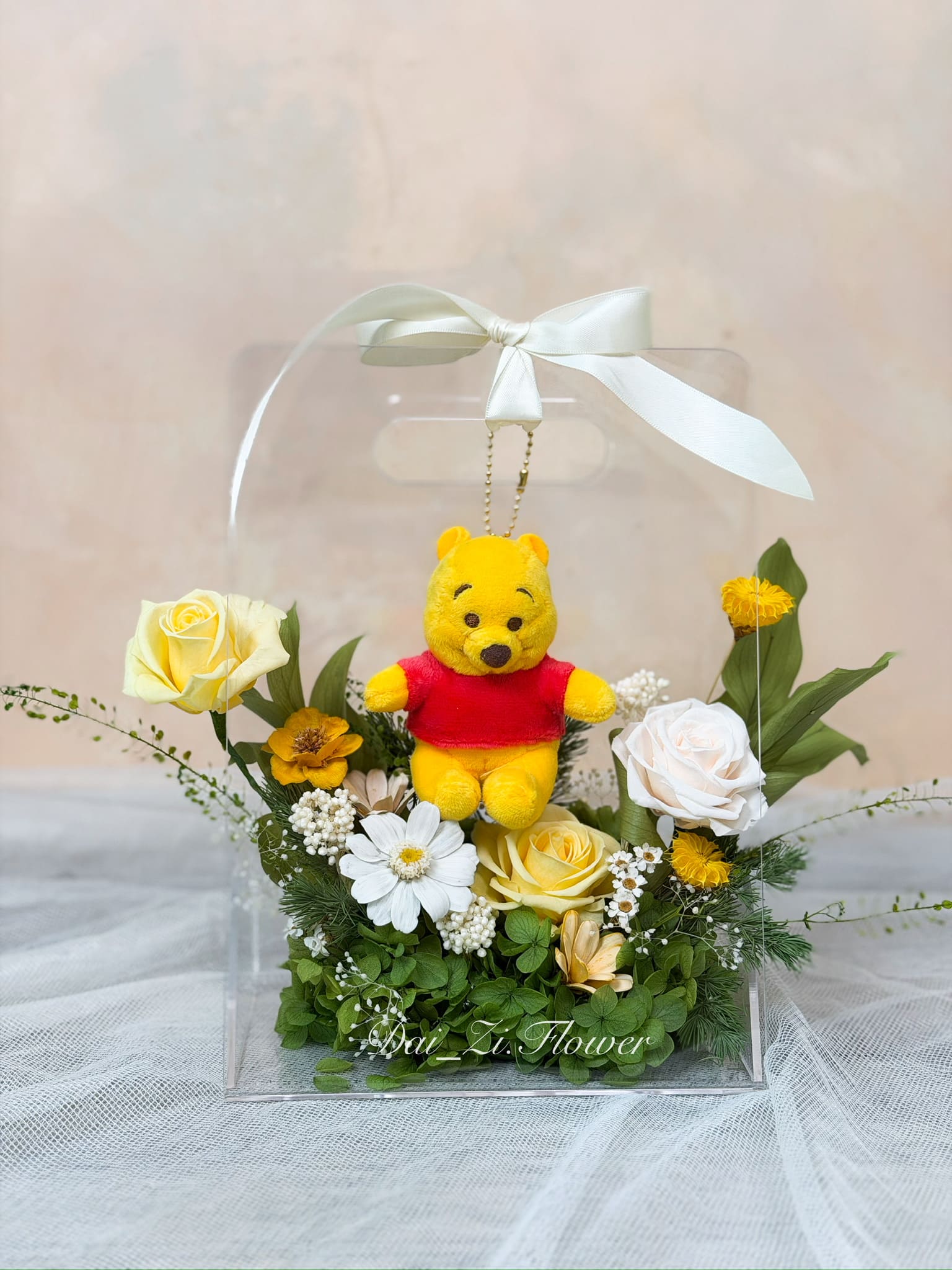 DAIZI代紫花藝-超萌維尼娃娃搭配黃、白色系永生花透明提盒實拍，結合森林系質感綠葉設計，大台北地區專屬客製化生日禮物與閨蜜送禮首選。