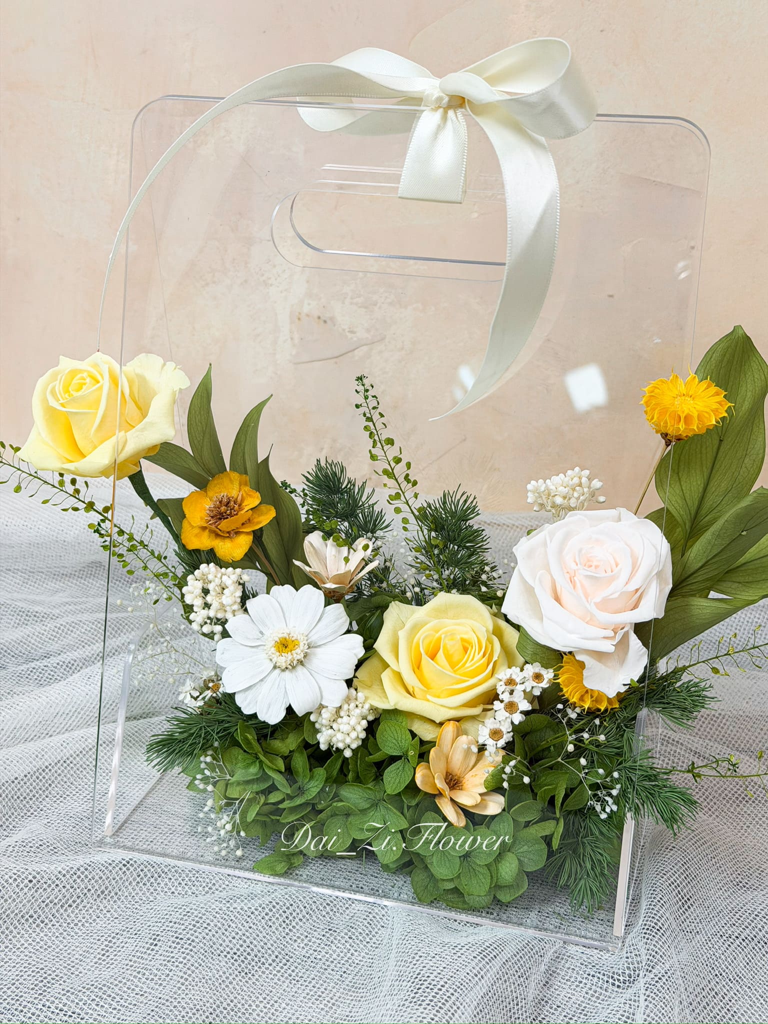 質感黃、白色系永生花與豐富綠葉配花角度細節，結合夢幻透明提盒設計，大台北地區客製化精緻生日送禮與療癒維尼娃娃主題花禮首選DAIZI代紫花藝。