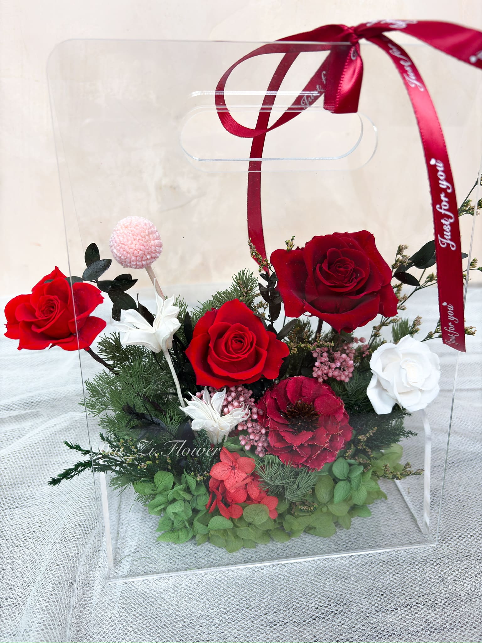 精品級紅、白、綠色系永生花近觀特寫，紅玫瑰交織精緻白花與質感綠葉底座，搭配夢幻透明提盒，大台北地區提供全客製化高級紀念日與情人節送禮首選DAIZI代紫花藝。
