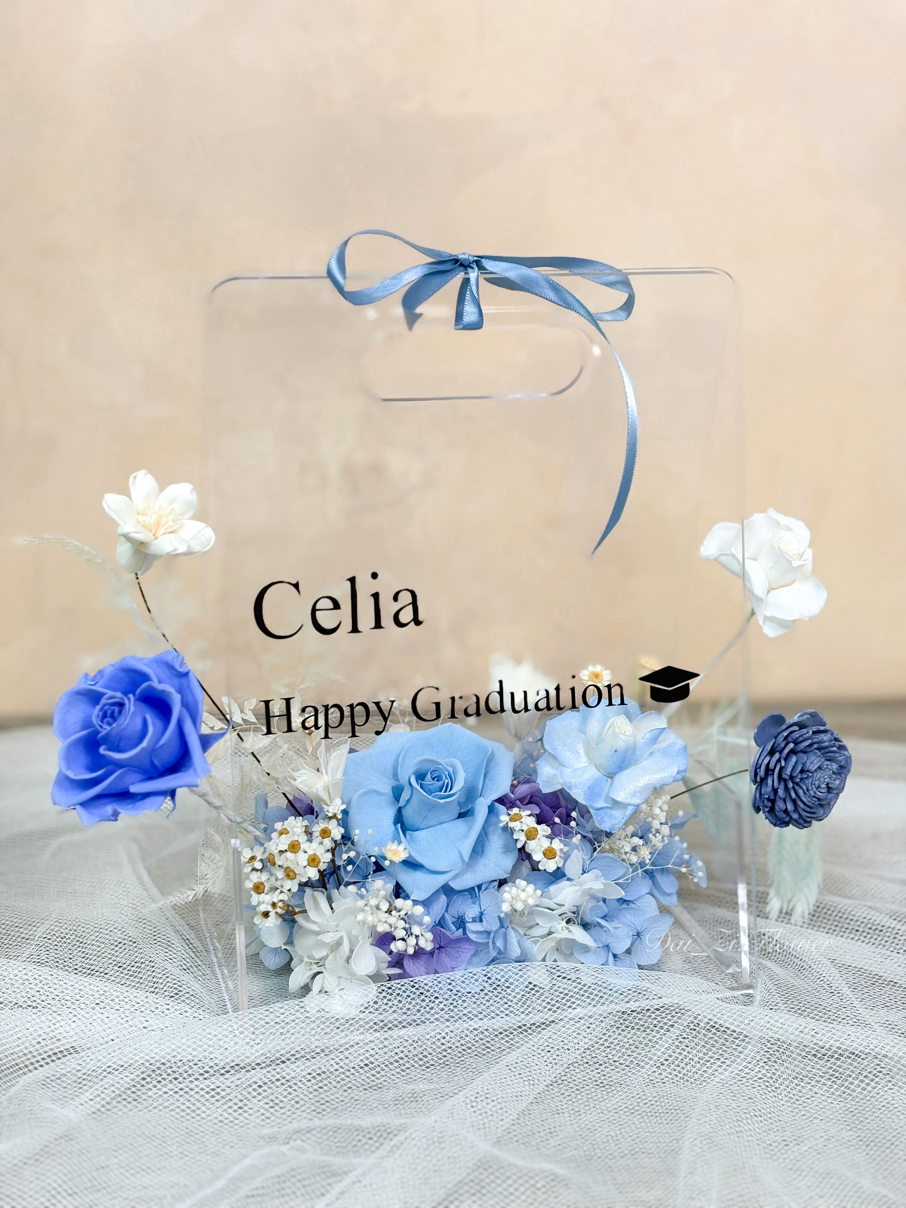 DAIZI代紫花藝-清新藍白色調永生花提盒實拍，細膩花藝工藝搭配夢幻透明質感包裝，大台北地區提供全客製化精品送禮方案，適合畢業、生日與紀念日告白驚喜。