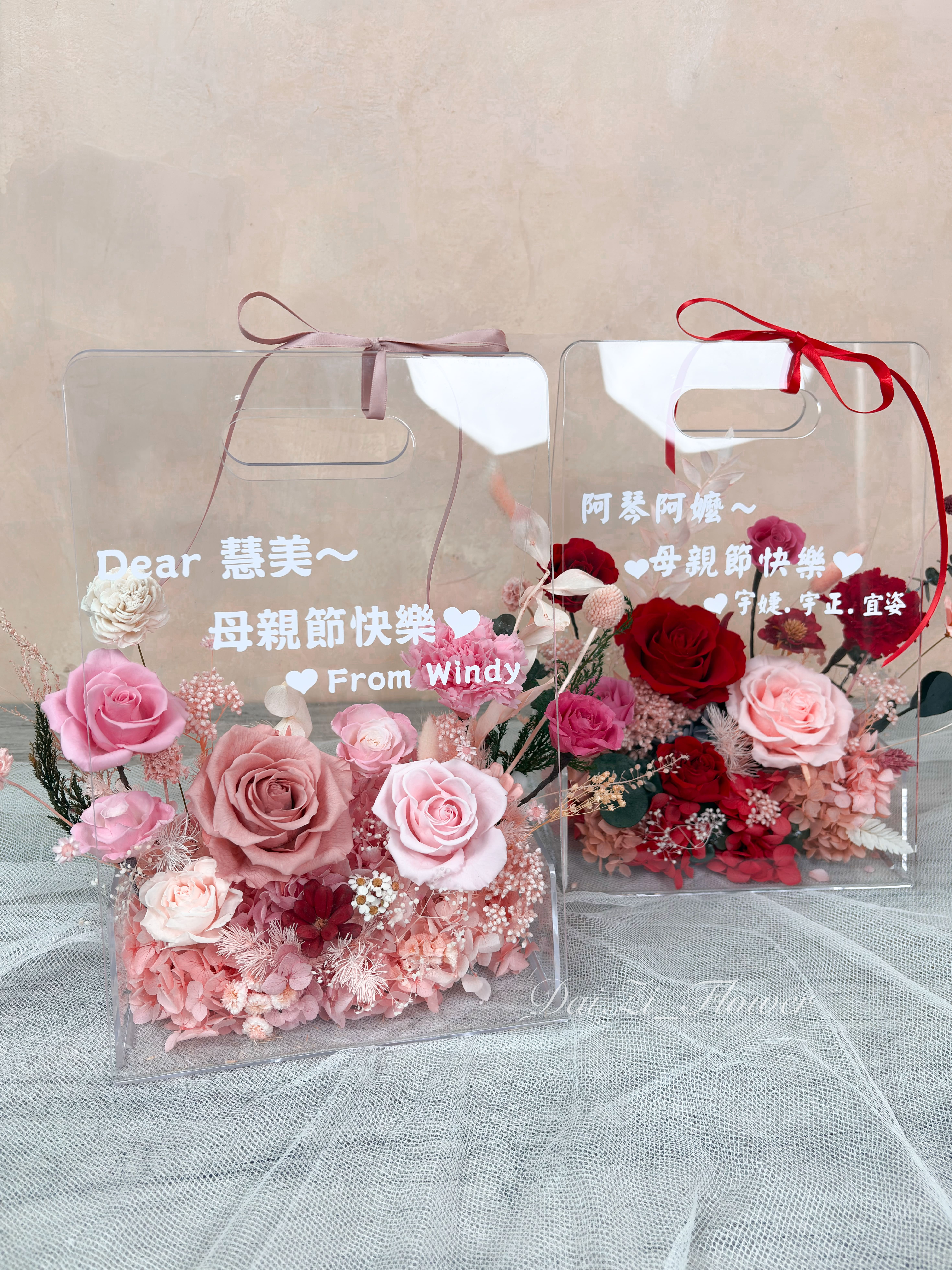 DAIZI代紫花藝-多款客製化母親節浪漫提盒對比展示，粉色系與紅色系永生花交織精緻康乃馨，大台北地區追求獨一無二高質感感恩送禮方案首選。