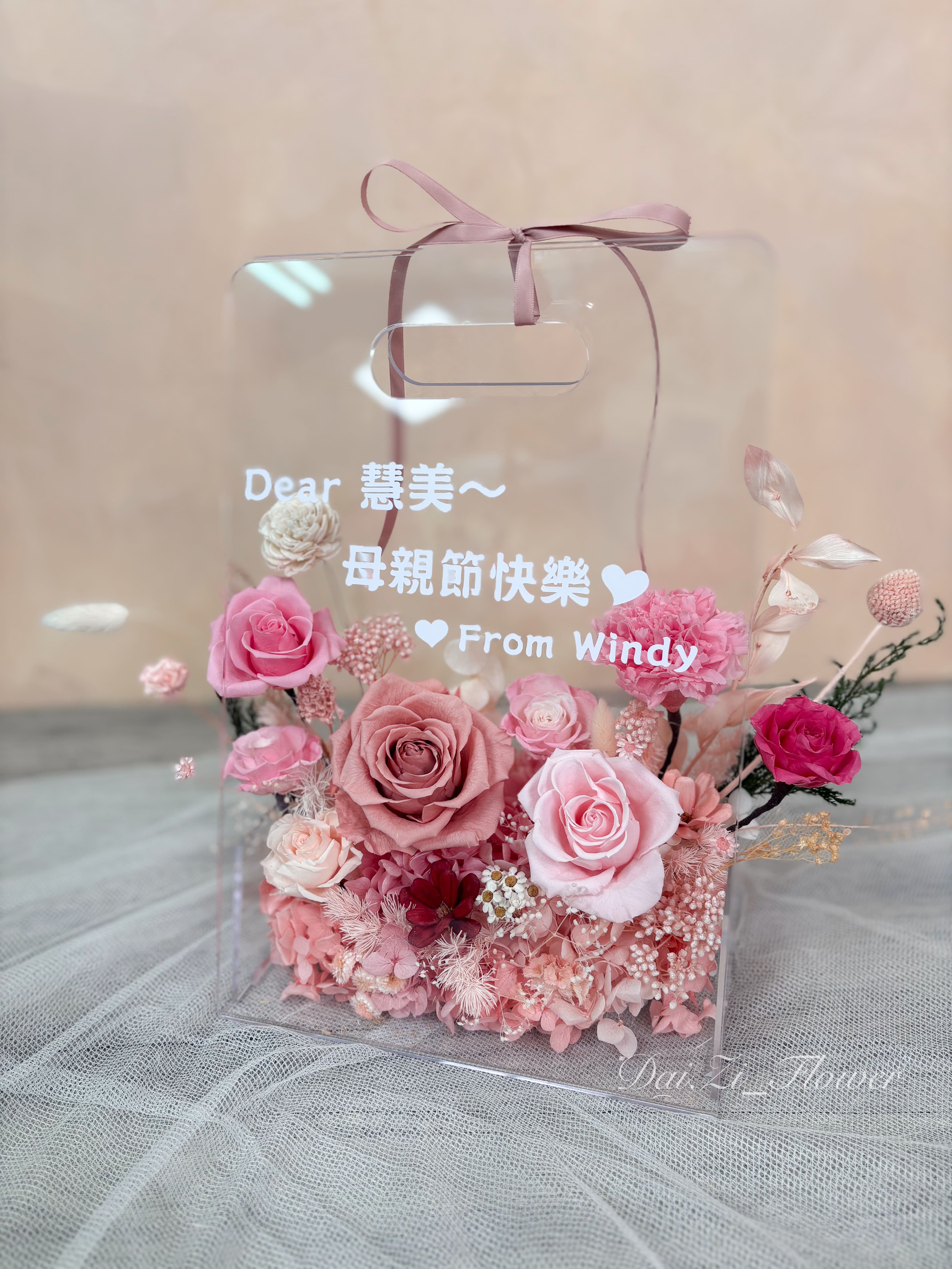 精品級粉色系永生花玫瑰與康乃馨近觀特寫，浪漫提盒完美襯托仙氣花藝設計與專屬心意，大台北地區提供全客製化母親節驚喜送禮DAIZI代紫花藝。