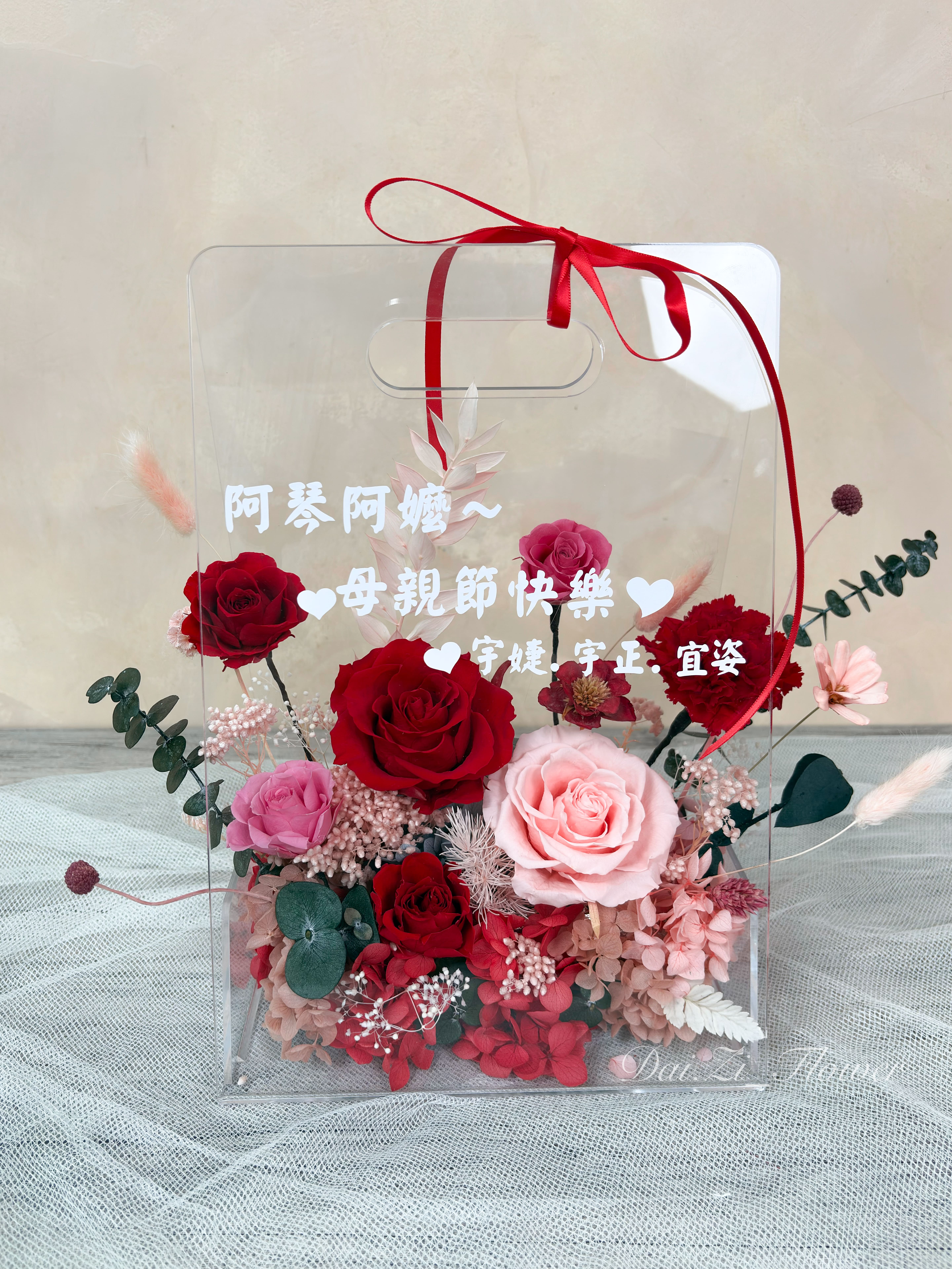 經典紅色系永生花玫瑰與康乃馨提盒正面實拍，搭配專屬客製化阿嬤母親節祝福文字，展現頂級精品花藝底蘊，大台北地區高質感長輩驚喜花禮DAIZI代紫花藝。