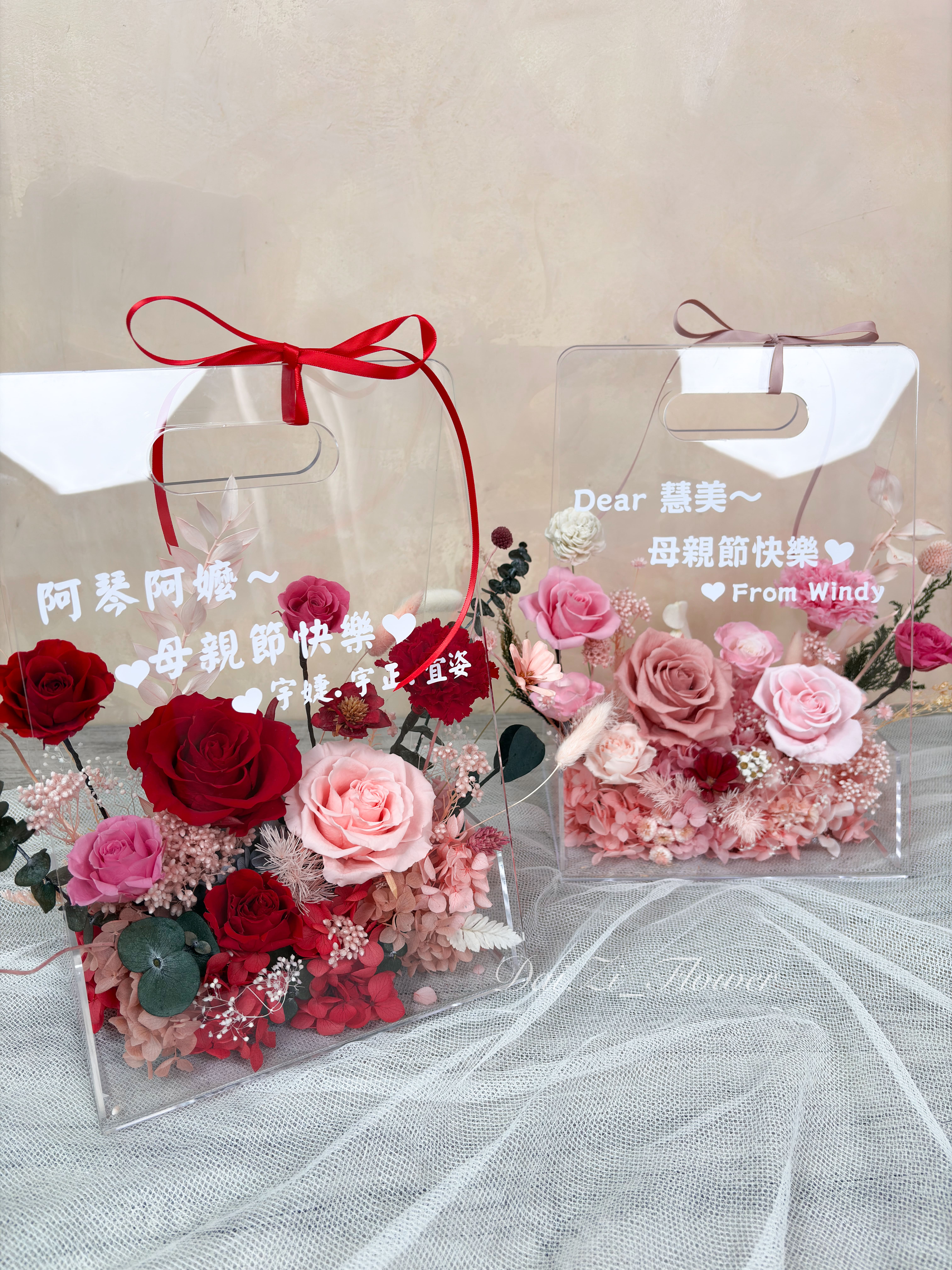 質感母親節浪漫提盒系列展示，紅色系永生花玫瑰與康乃馨完美融合專屬客製化透明包裝設計，DAIZI代紫花藝為大台北地區打造的高級驚喜花禮。