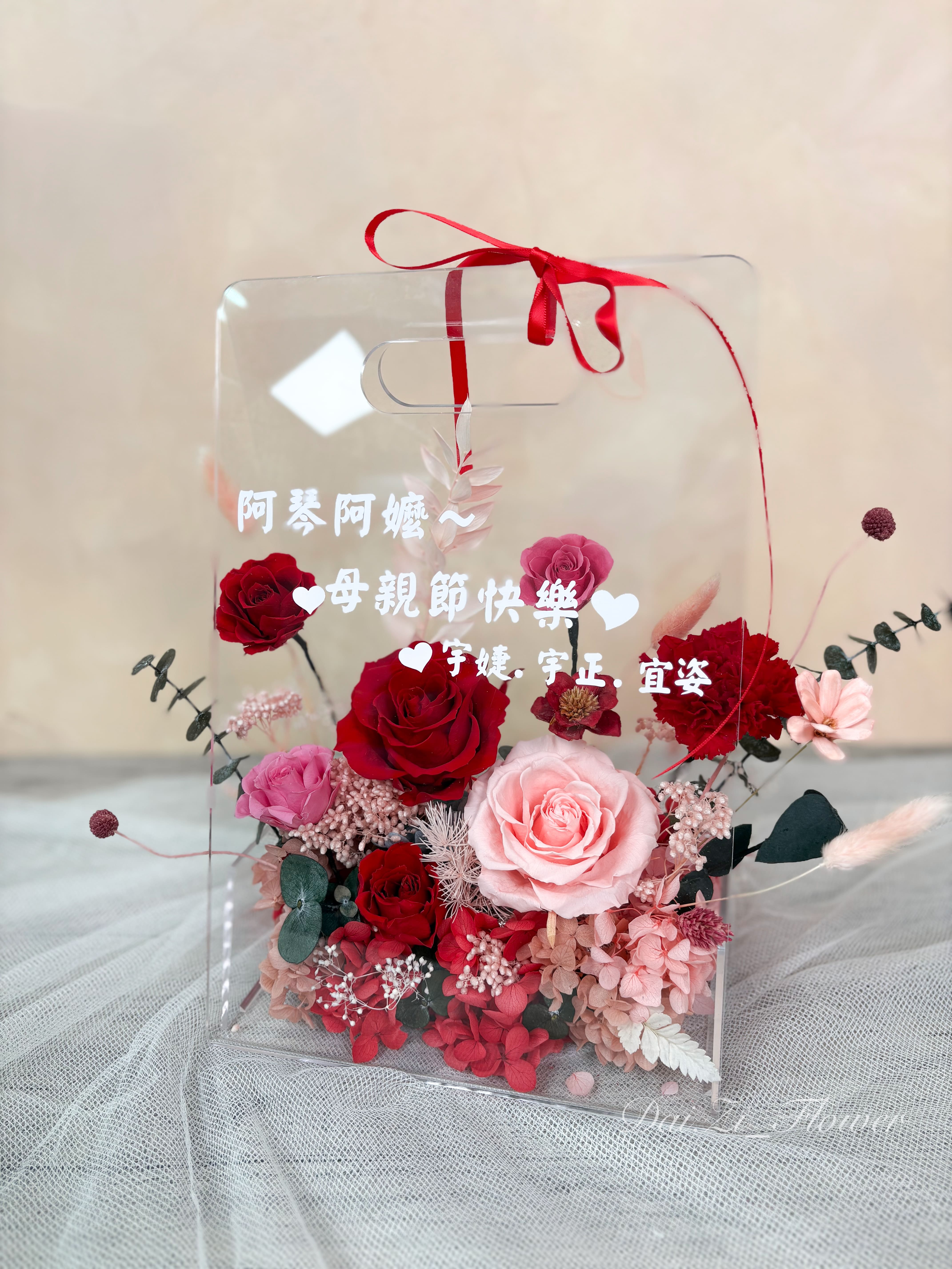 絕美紅色系永生花玫瑰與康乃馨細節特寫，浪漫提盒襯托客製化母親節燙字，大台北地區專屬高質感感恩送禮首選DAIZI代紫花藝。