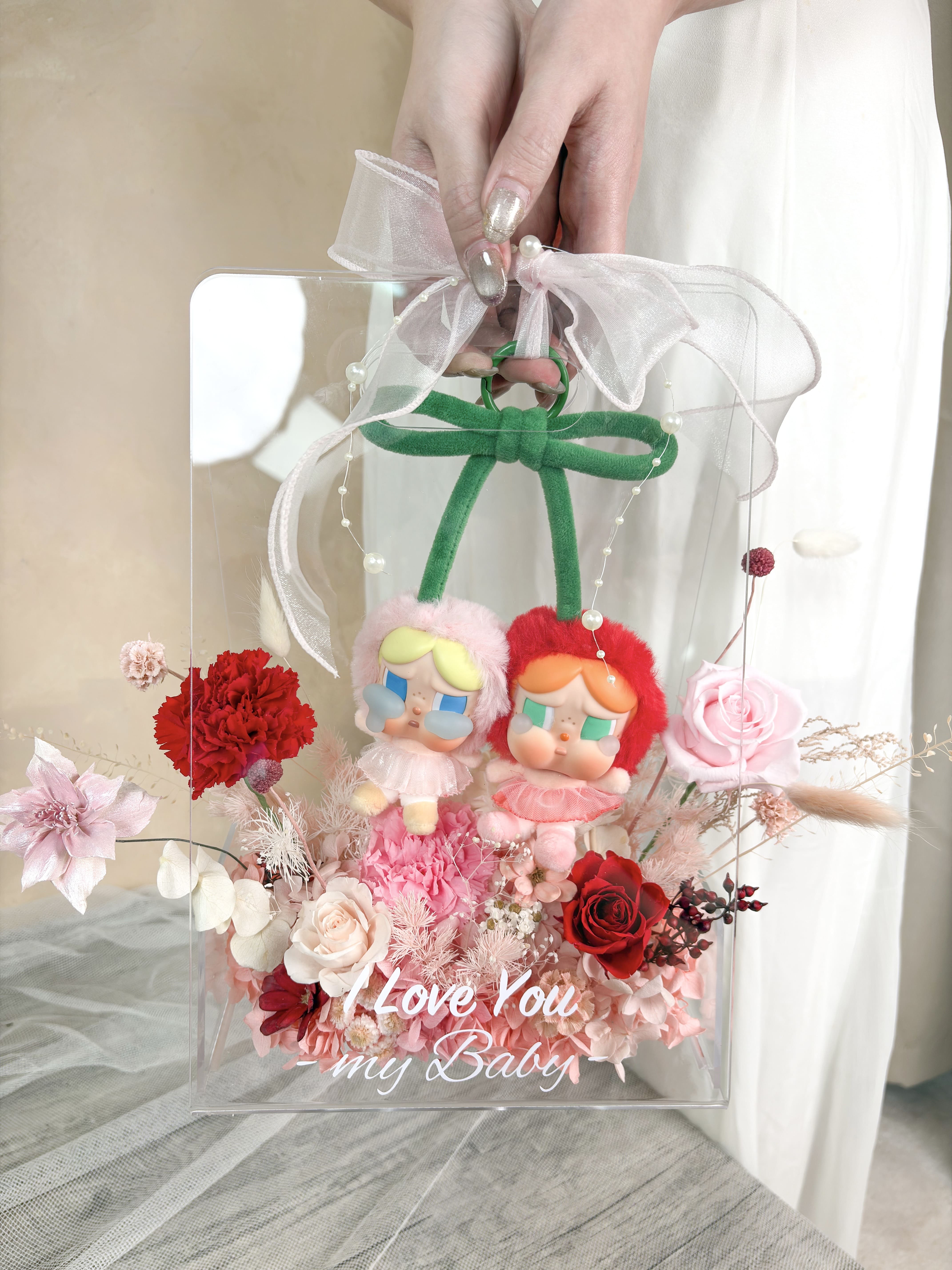 手持唯美紅、粉色系永生花提盒展示，搭配cry baby娃娃與「I Love You my Baby」專屬燙字，大台北地區提供全客製化精品送禮方案DAIZI代紫花藝。