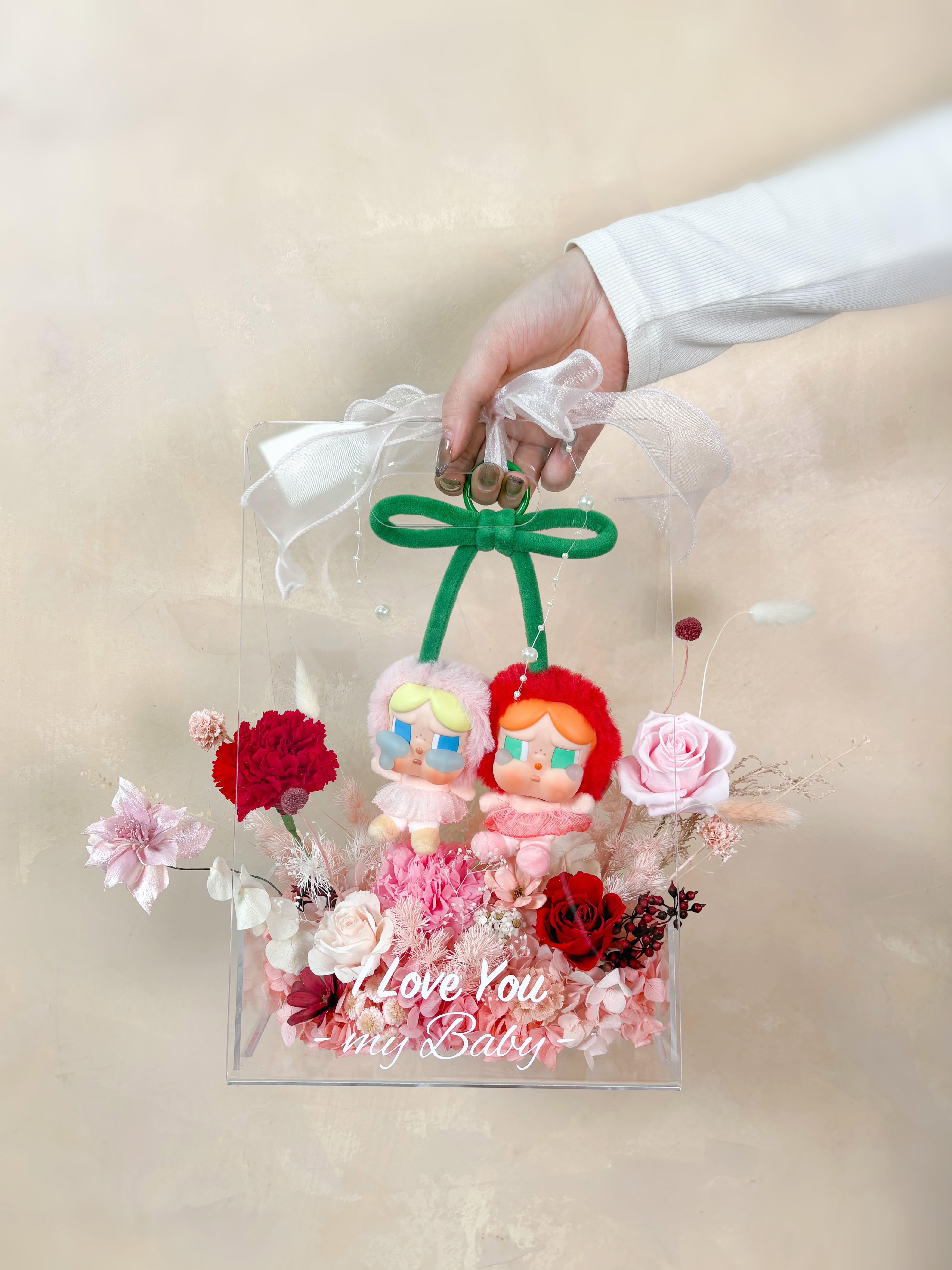 DAIZI代紫花藝-手提紅、粉色系永生花透明提盒實拍,結合超萌cry baby娃娃與專屬告白文字設計,大台北地區高質感生日禮物與情人節驚喜送禮首選。