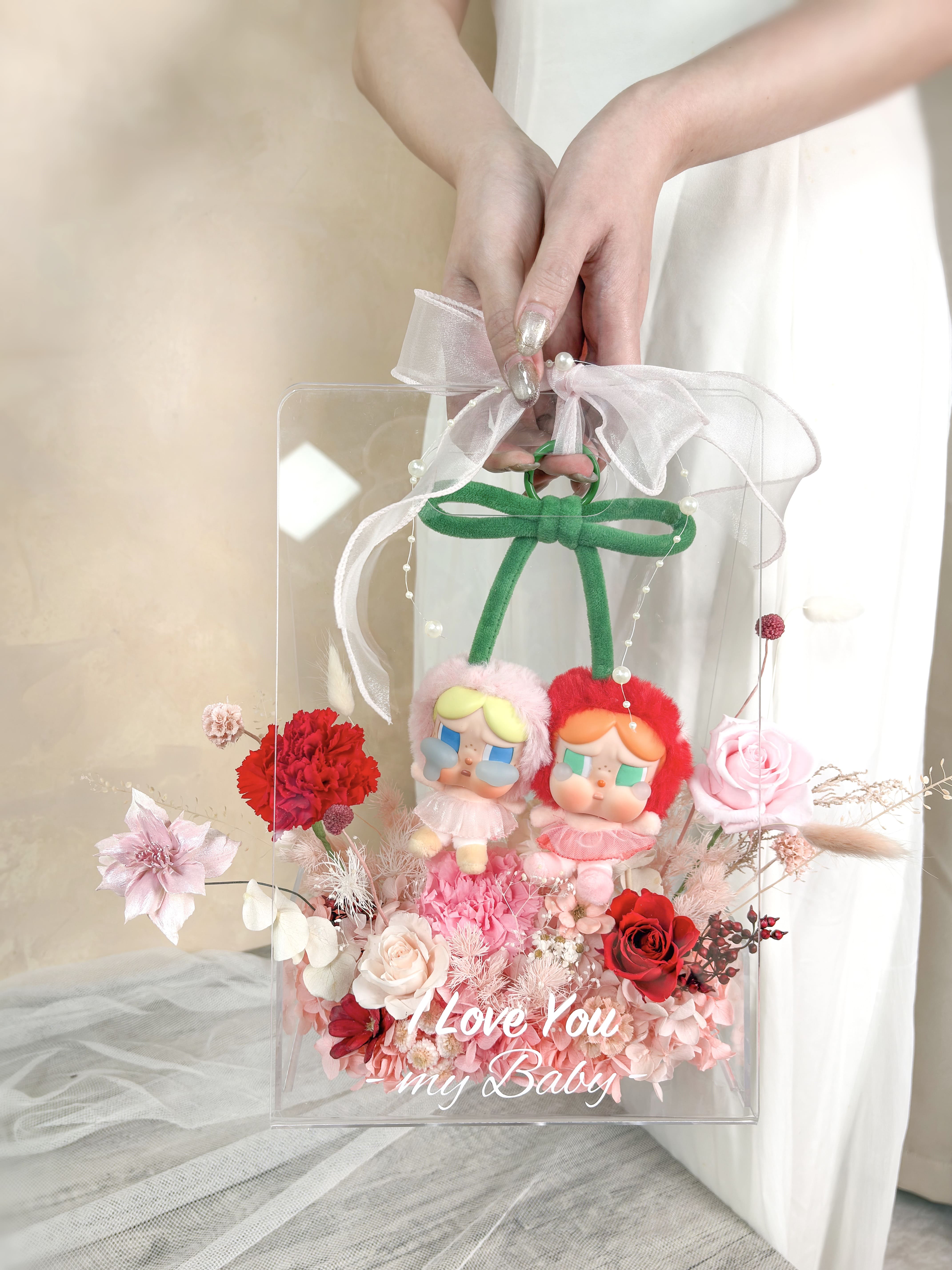 DAIZI代紫花藝-質感紅、粉色系永生花提盒搭配cry baby娃娃實拍，結合高級透明包裝與全客製化服務，大台北地區追求獨一無二流行潮玩花藝送禮推薦。