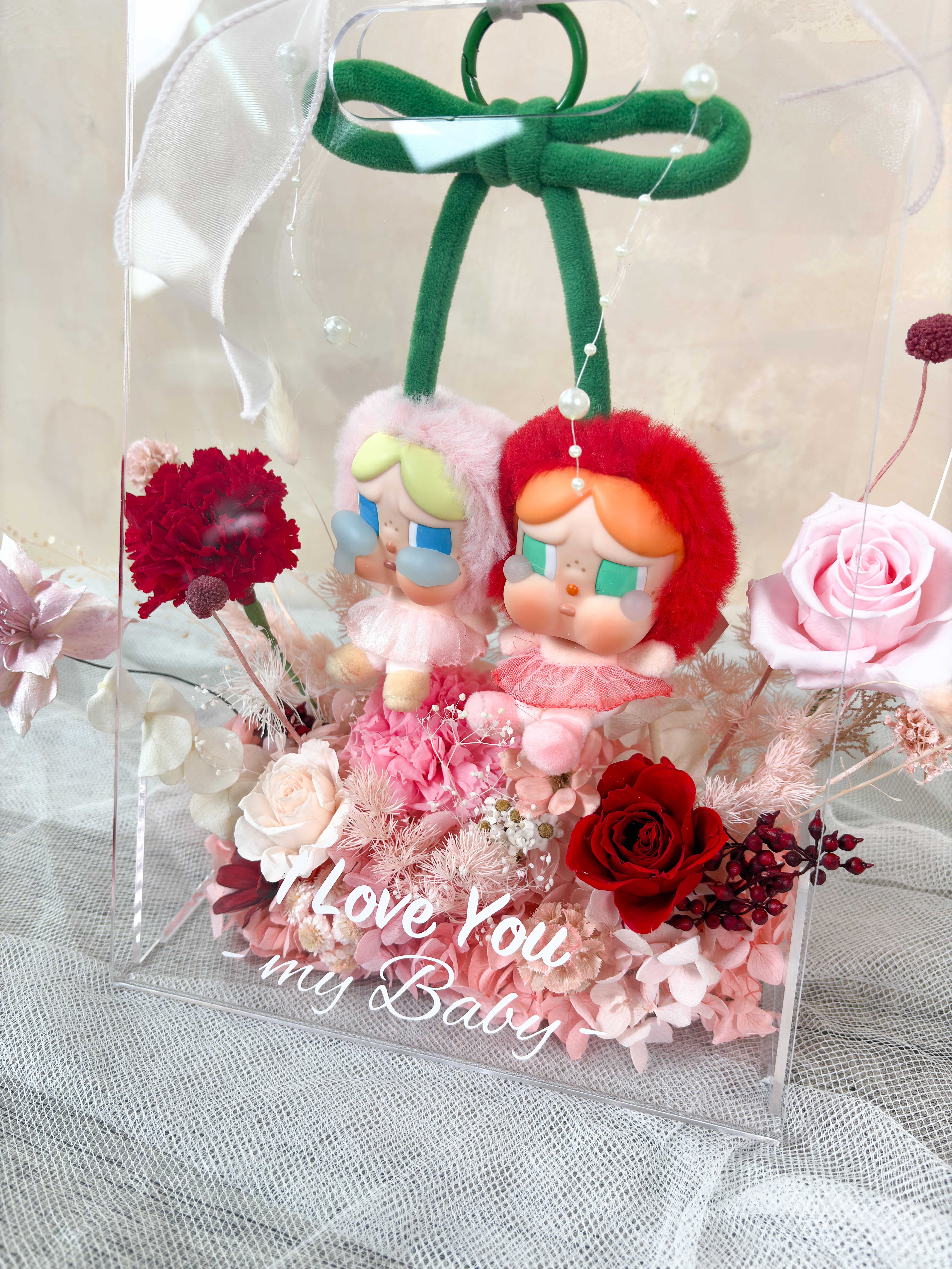 精品級紅、粉色系永生花與cry baby娃娃雙入款近觀特寫，質感提盒完美襯托極致浪漫氛圍，DAIZI代紫花藝專為大台北地區打造的全客製化告白花禮。