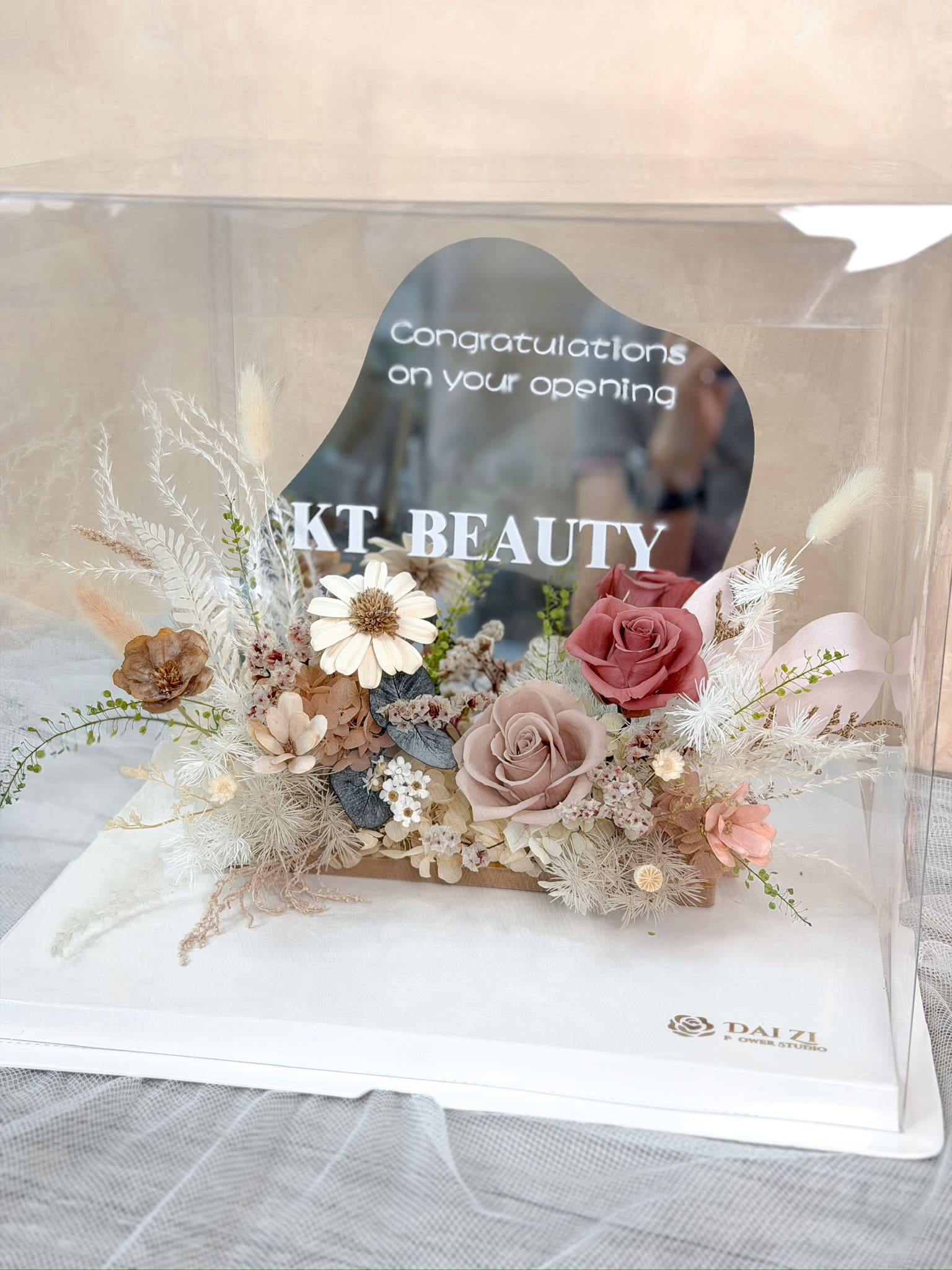 質感客製化永生花鏡子搭配精緻透明提盒角度展示，完美襯托專屬美容沙龍品牌開幕祝福，大台北地區高質感店面開幕送禮方案DAIZI代紫花藝。