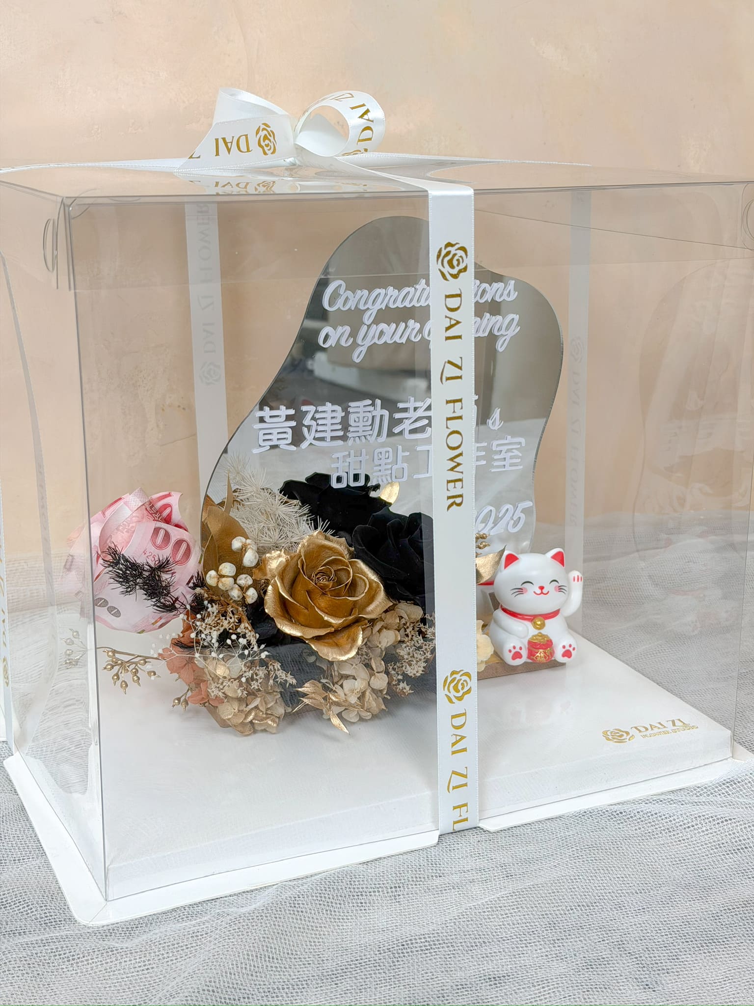 手持唯美永生花鏡子花禮展示，頂級全客製化設計兼具花藝觀賞與實用功能，大台北地區高級喬遷之喜與質感閨蜜送禮方案DAIZI代紫花藝。