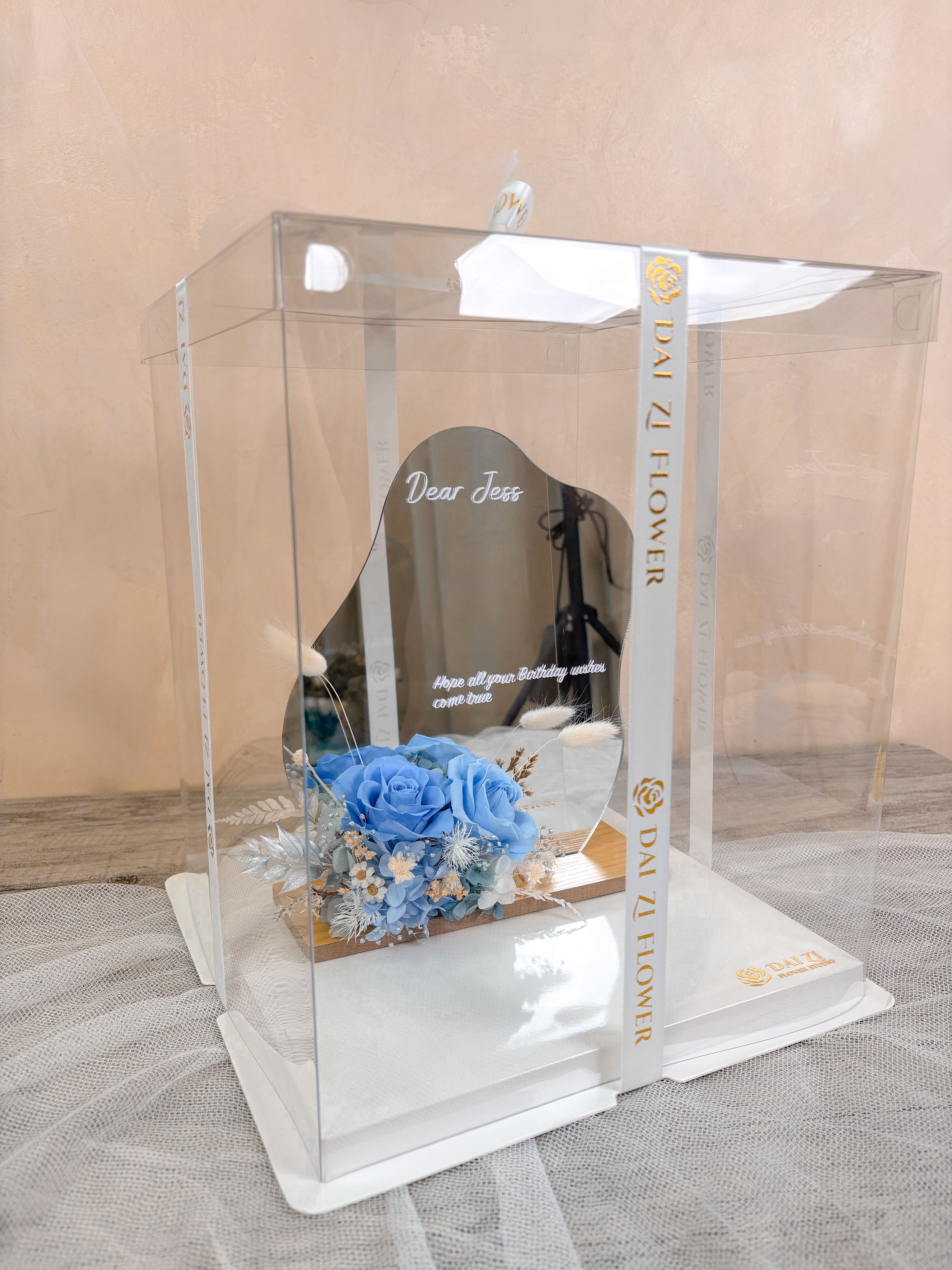DAIZI代紫花藝-高級透明禮盒包裝藍色永生花鏡子展示,唯美精品花藝結合專屬客製化鏡面美學,大台北地區提供全客製化精品生日送禮與質感居家佈置首選。