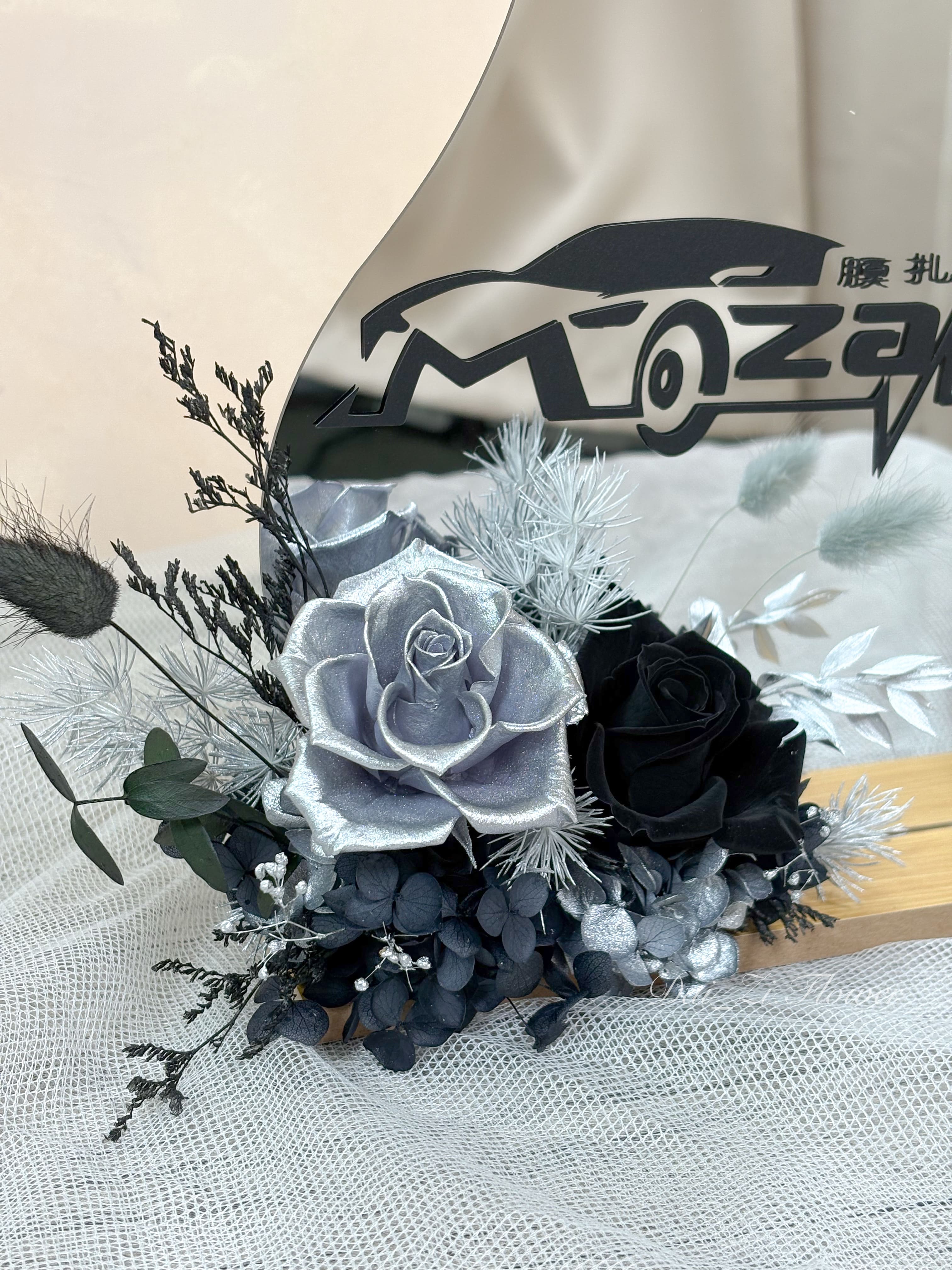 精品級黑銀色永生花鏡子花藝細節特寫,獨特銀色光澤玫瑰搭配神祕黑玫瑰,展現頂級花藝底蘊,DAIZI代紫花藝為大台北地區打造的全客製化高級桌花。