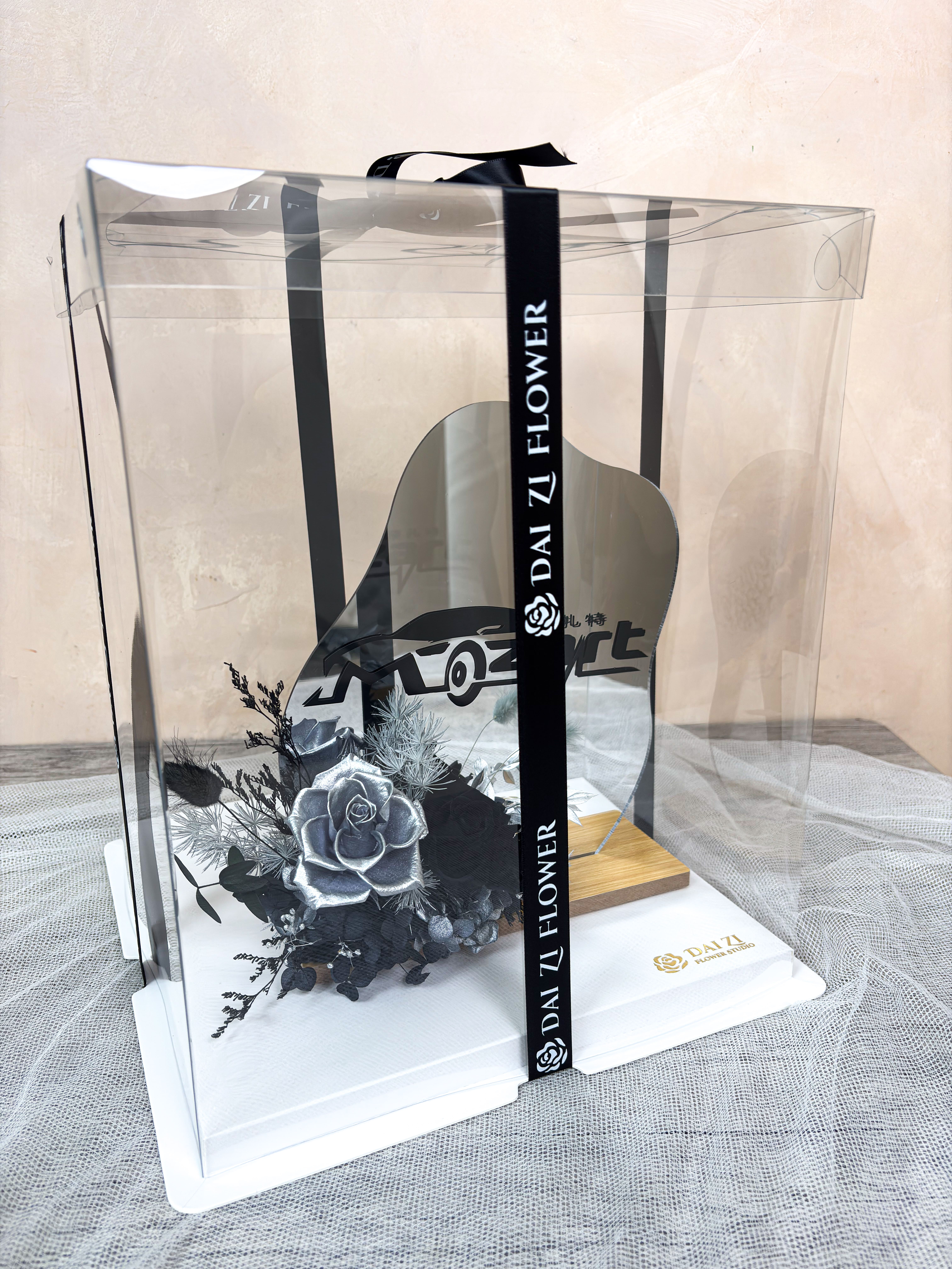 DAIZI代紫花藝-高級透明禮盒包裝永生花鏡子展示,搭配質感黑色品牌緞帶完美襯托專屬客製化企業祝賀,大台北地區精品店面開幕與升遷驚喜送禮首選。