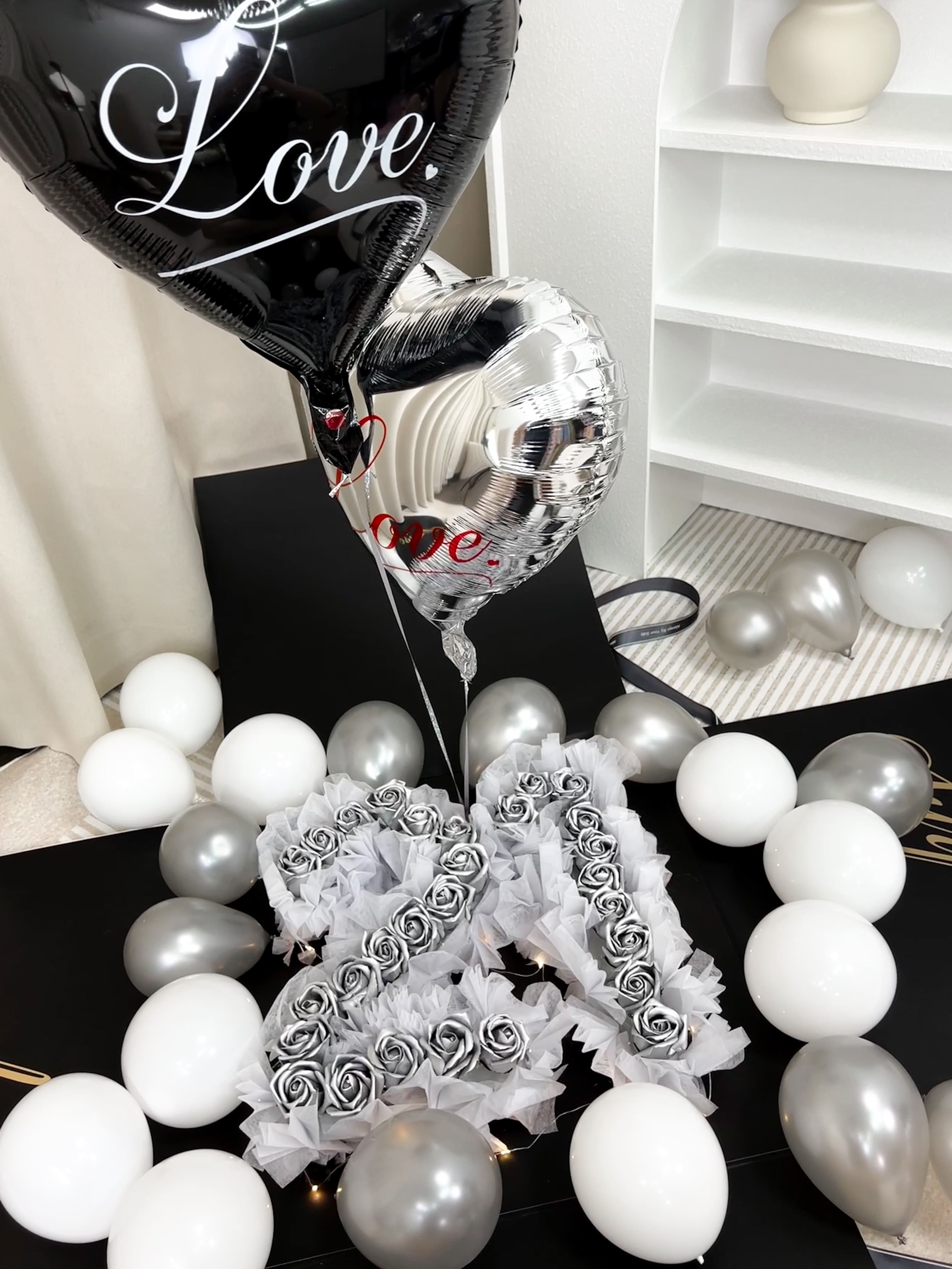 21歲客製化生日驚喜盒，黑銀時尚 Love 心型氣球、質感銀色香氛花與白銀色系氣球組，頂級求婚派對佈置。